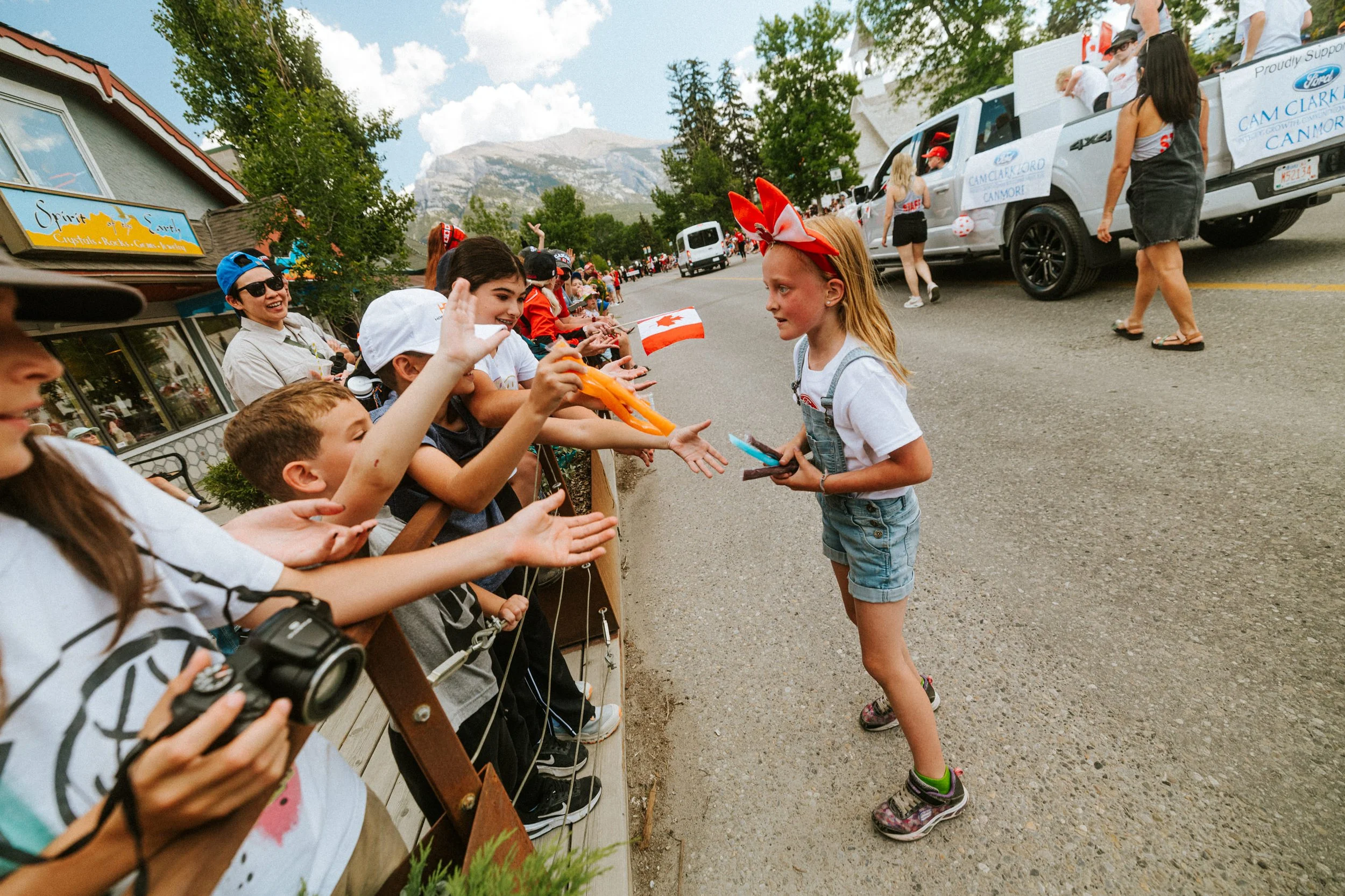 ricardo-franzen-fotografia-de-rua-canon-r5c-dji-action-5-pro-15-25mm-canada-day-canmore-street-photography-141.jpg