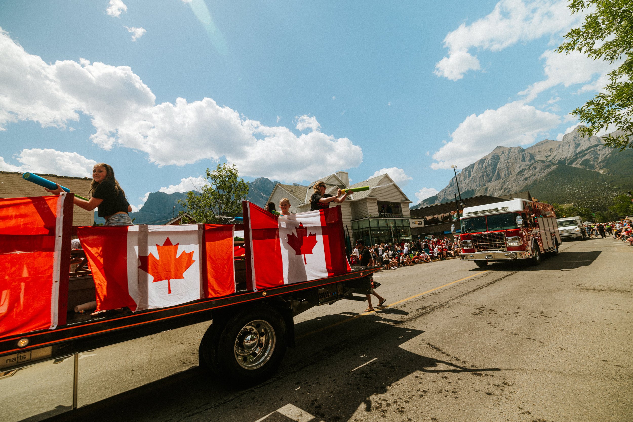 ricardo-franzen-fotografia-de-rua-canon-r5c-dji-action-5-pro-15-25mm-canada-day-canmore-street-photography-149.jpg