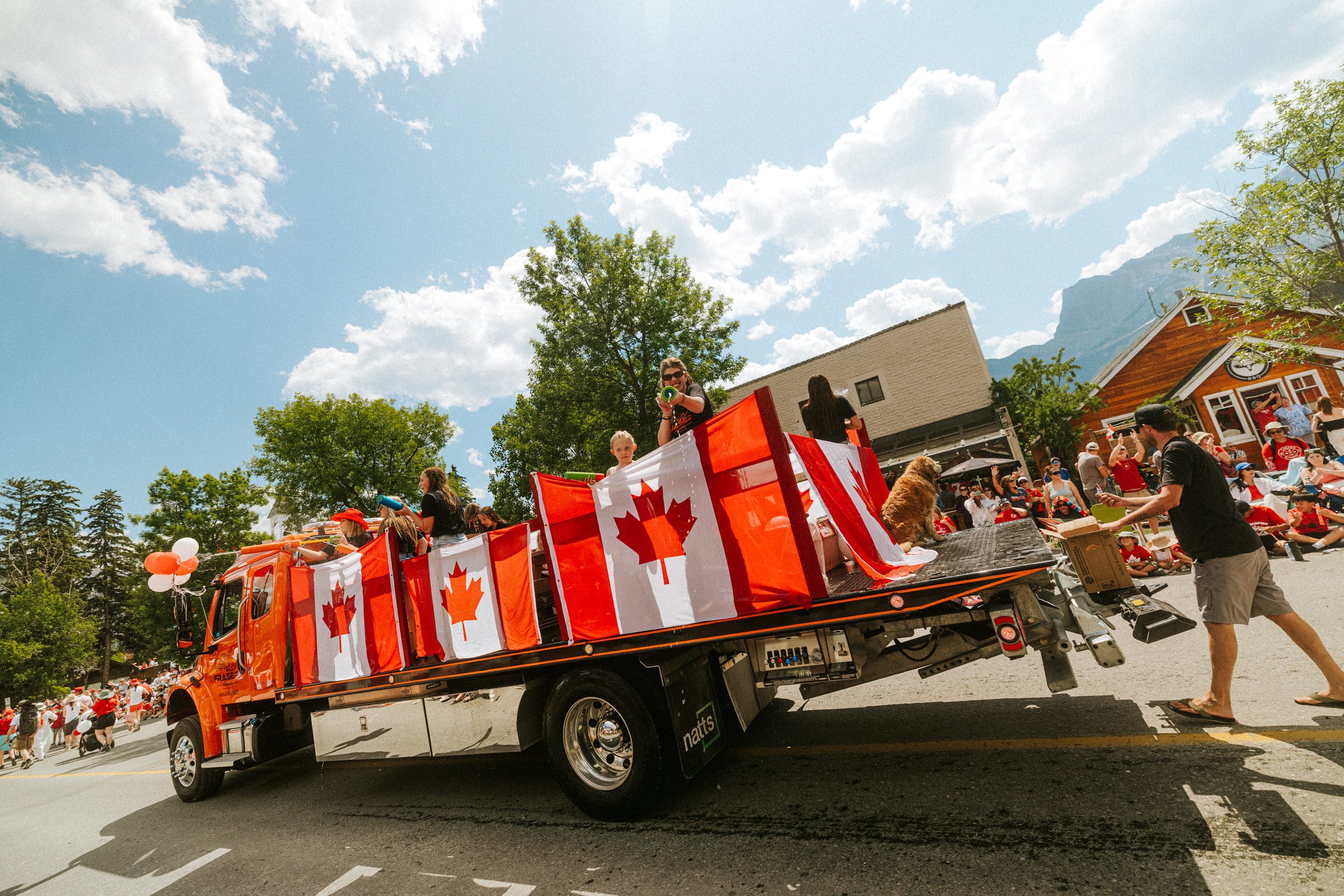 ricardo-franzen-fotografia-de-rua-canon-r5c-dji-action-5-pro-15-25mm-canada-day-canmore-street-photography-150.jpg