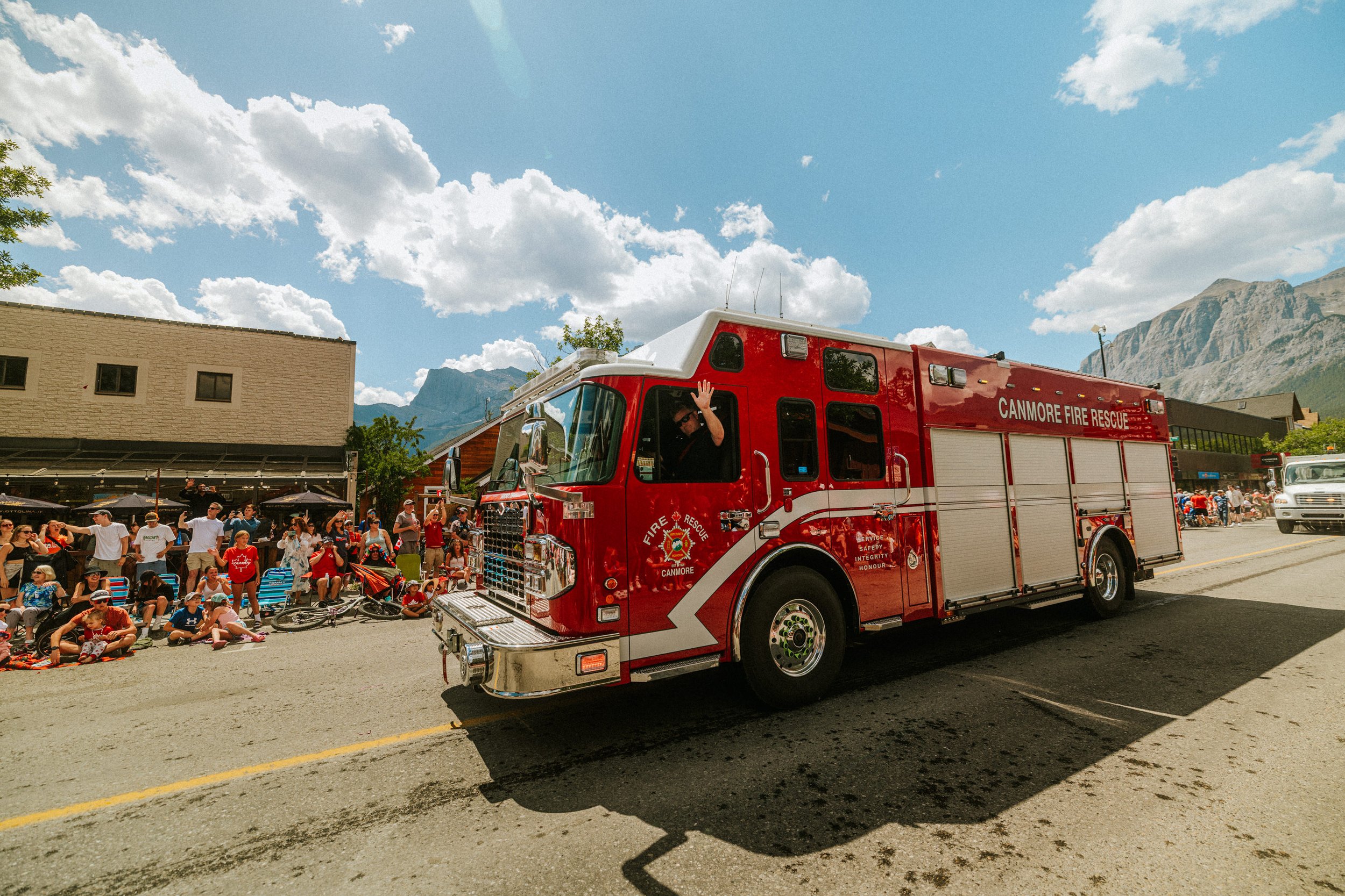 ricardo-franzen-fotografia-de-rua-canon-r5c-dji-action-5-pro-15-25mm-canada-day-canmore-street-photography-152.jpg