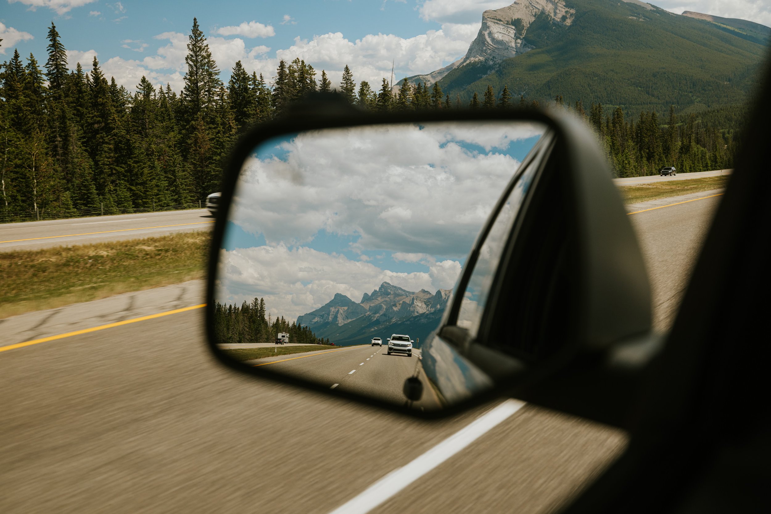 ricardo-franzen-fotografia-de-rua-canon-r5c-dji-action-5-pro-15-25mm-canada-day-canmore-street-photography-155.jpg