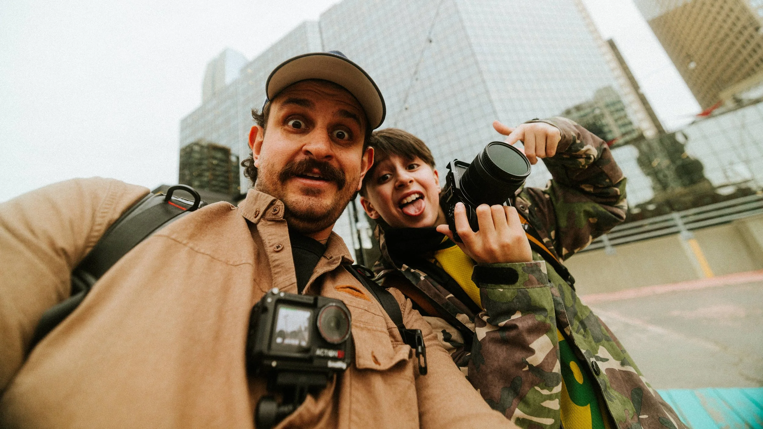 pai e filho saem para fotografar juntos