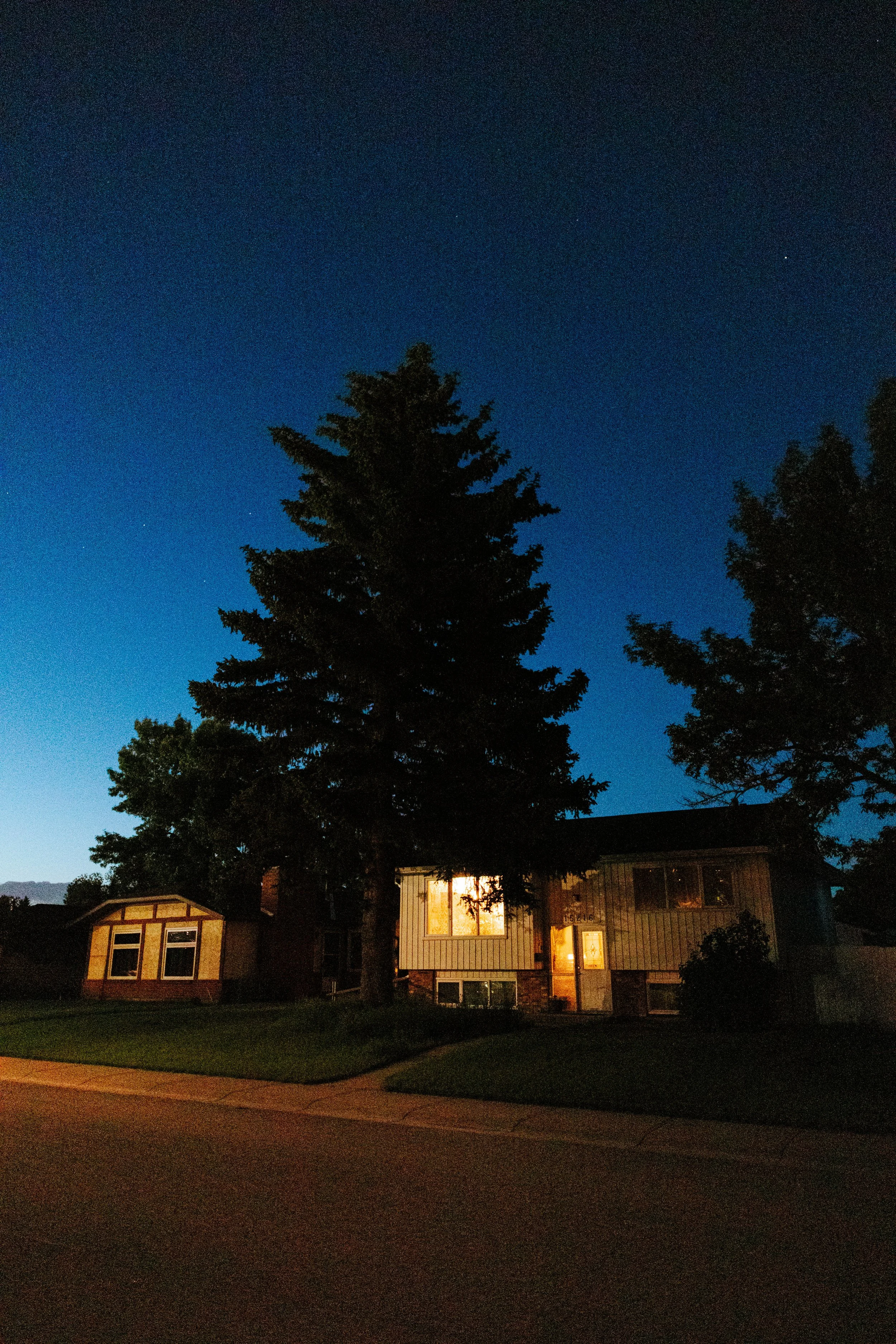 night-calgary-ricardo-franzen-filmmaker-film-canon-r5c-9.jpg