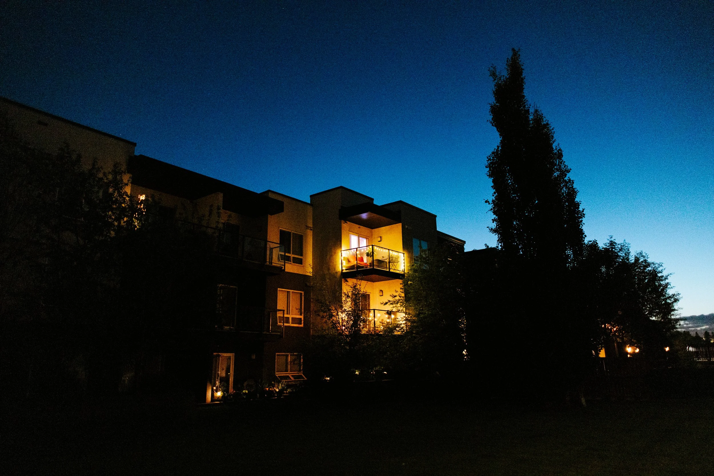 night-calgary-ricardo-franzen-filmmaker-film-canon-r5c-10.jpg
