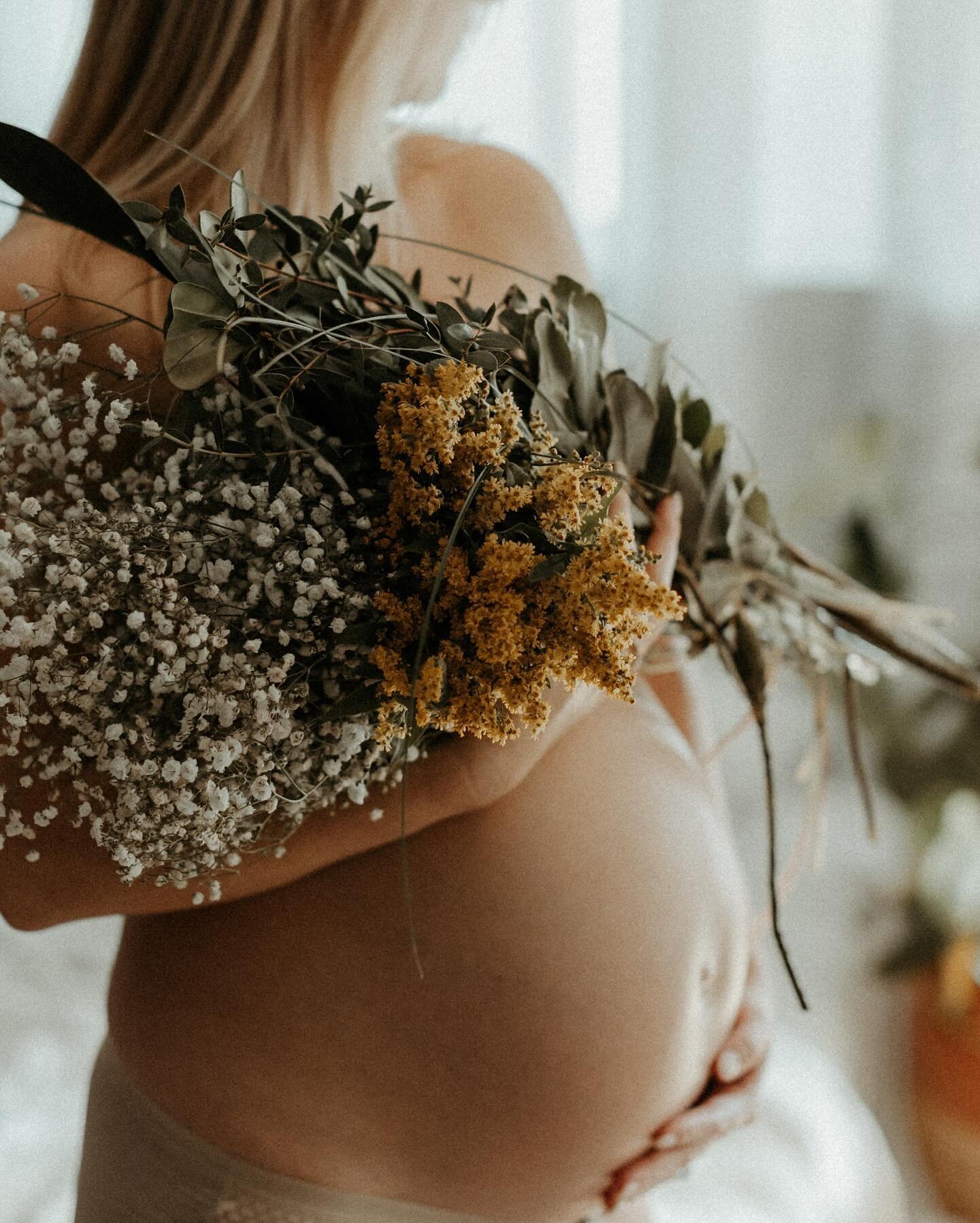 I often hear women say they aren&rsquo;t comfortable doing maternity photos because they feel unattractive during their pregnancies. I promise I get it- I&rsquo;ve been there and yes you don&rsquo;t always feel glamorous or even like yourself. But it