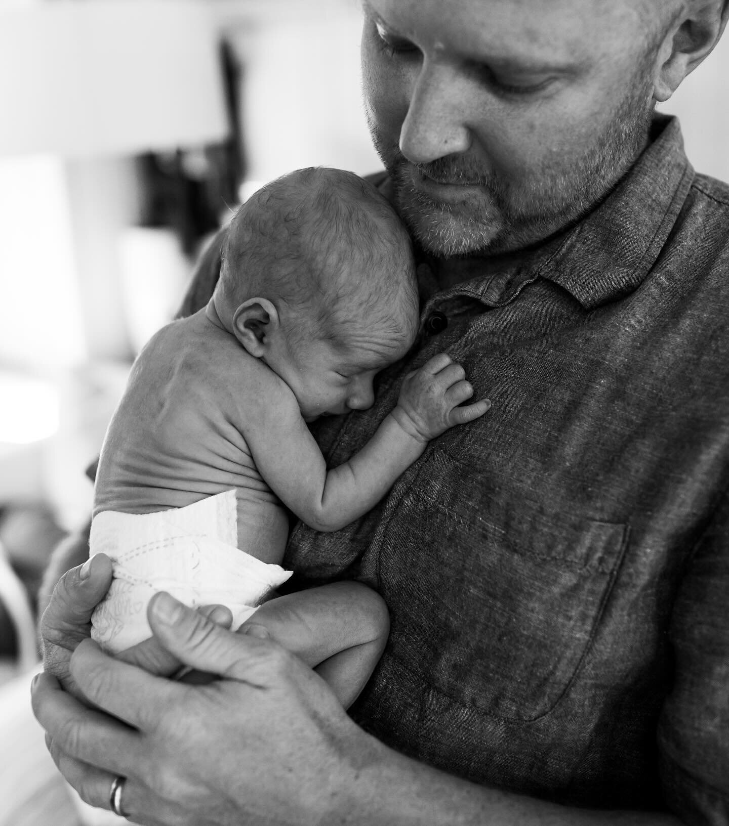 Newborns are usually photographed all wrapped up but it&rsquo;s nice to have some photos that show just how tiny, wrinkly, wobbly, and fragile they are. It&rsquo;s crazy how quickly they end up putting on some meat in the first few weeks!

#newjersey