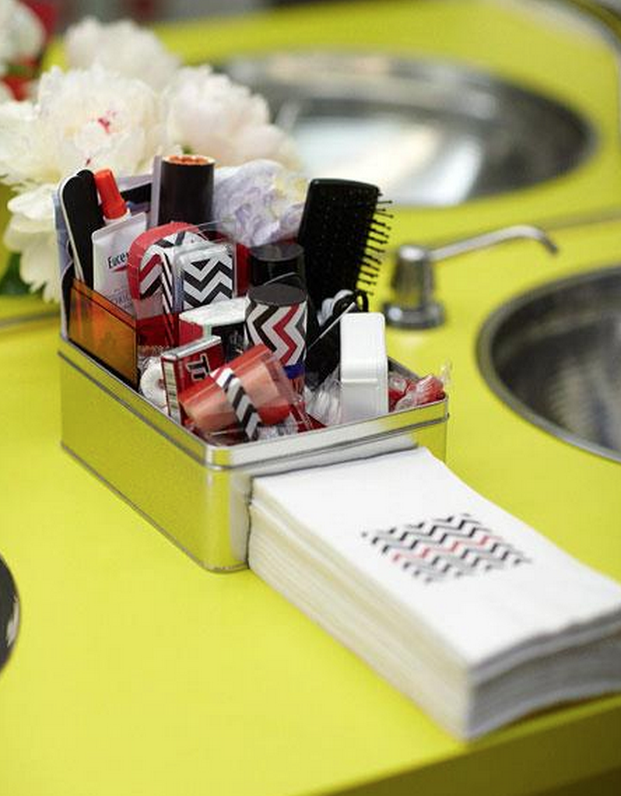 CUSTOM AMENITY BASKET & GUEST TOWELS