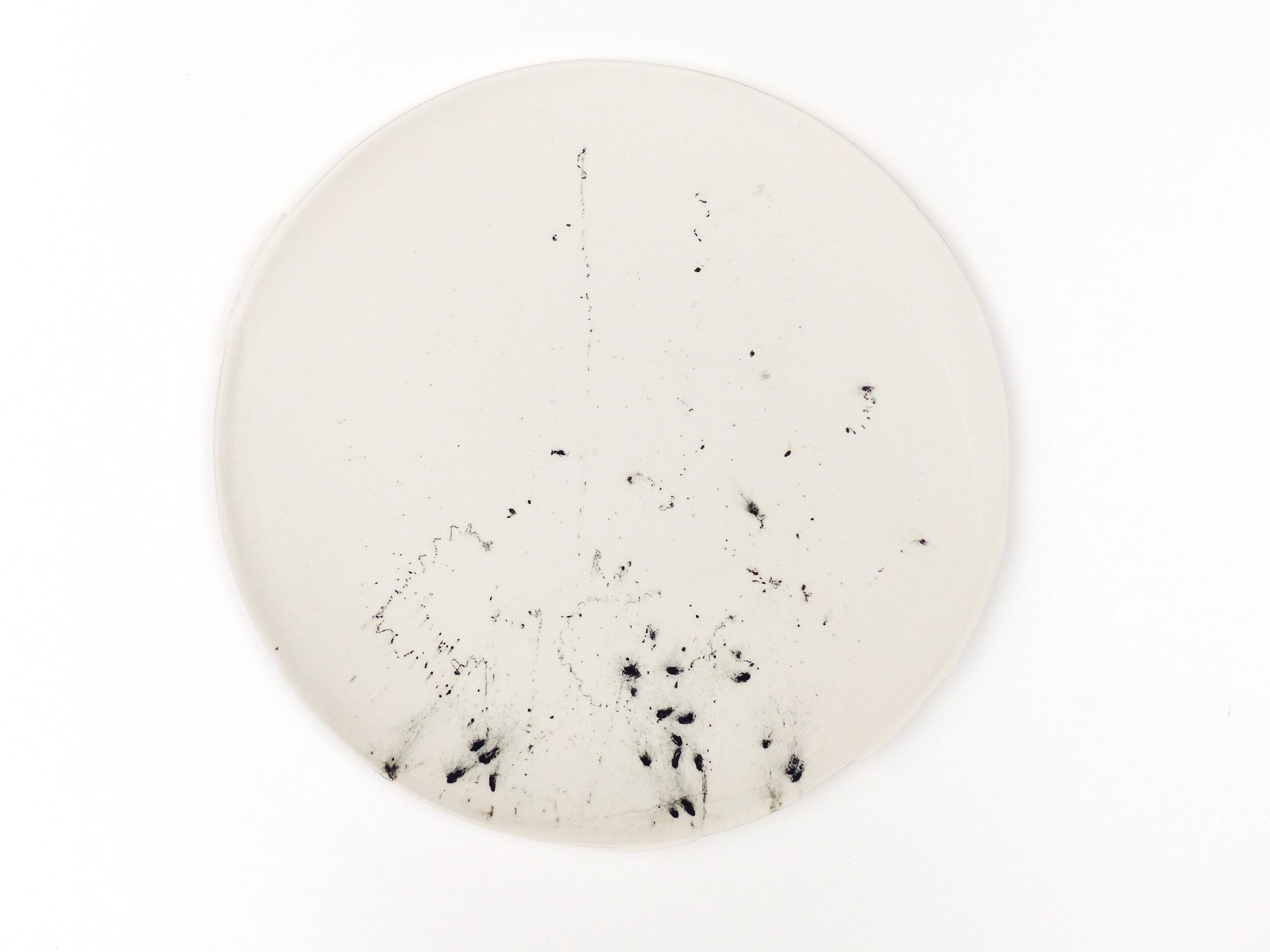  Katja von Ruville leaving traces, Kachel 01 2015 ∅ 23 cm Porzellan, schwarzer Reis, Farbkörper, Glasur | porcelain, black rice, pigment, glaze 380,– €  Verkauf:  vonruville@grassgruen.info  