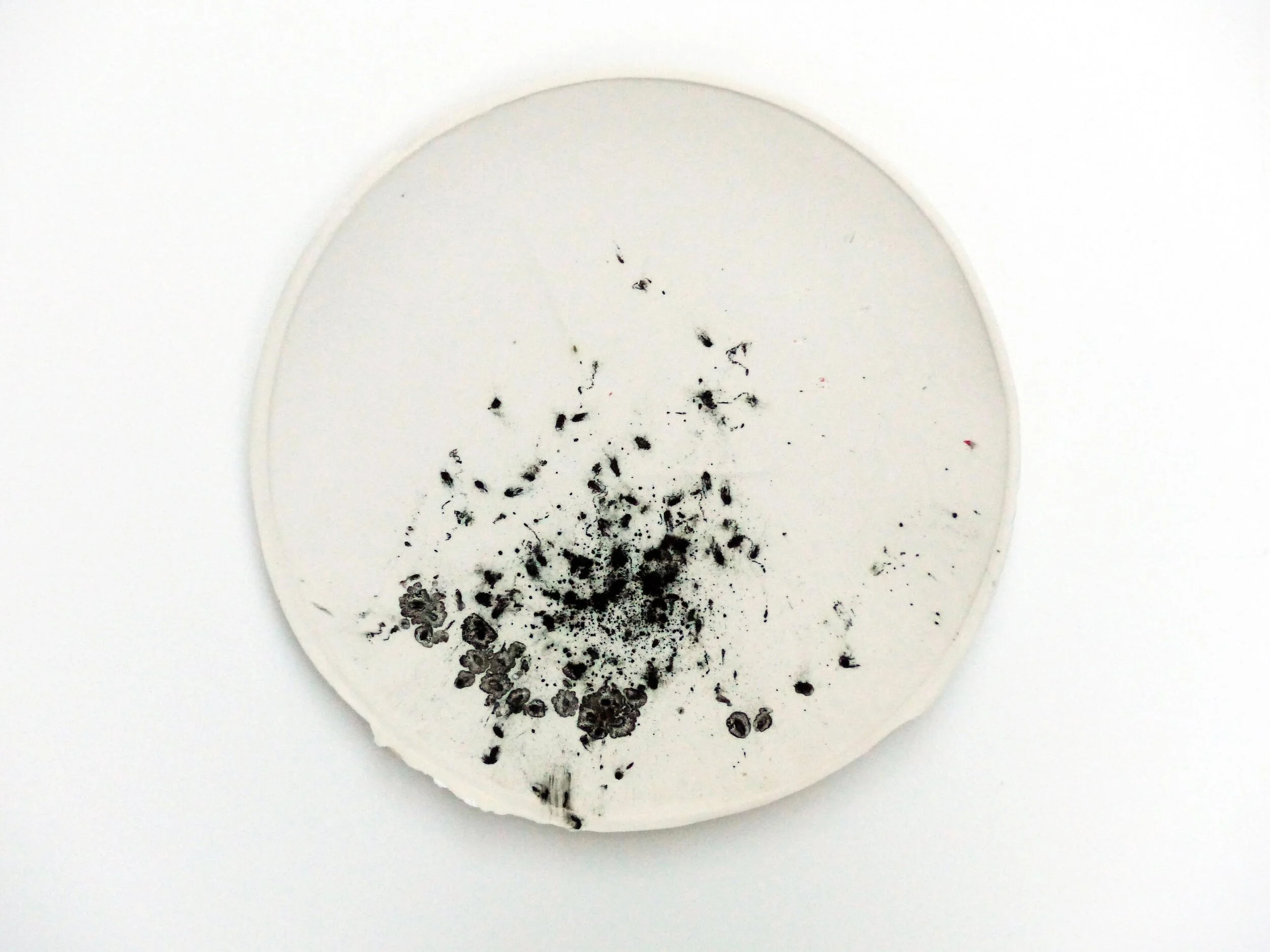  Katja von Ruville leaving traces, Kachel 03 2015 ∅ 23 cm Porzellan, schwarzer Reis, Farbkörper, Glasur | porcelain, black rice, pigment, glaze 380,– €  Verkauf:  vonruville@grassgruen.info  