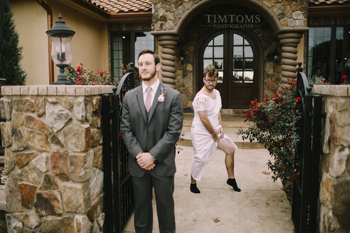 bride pranks groom first look best man photographer
