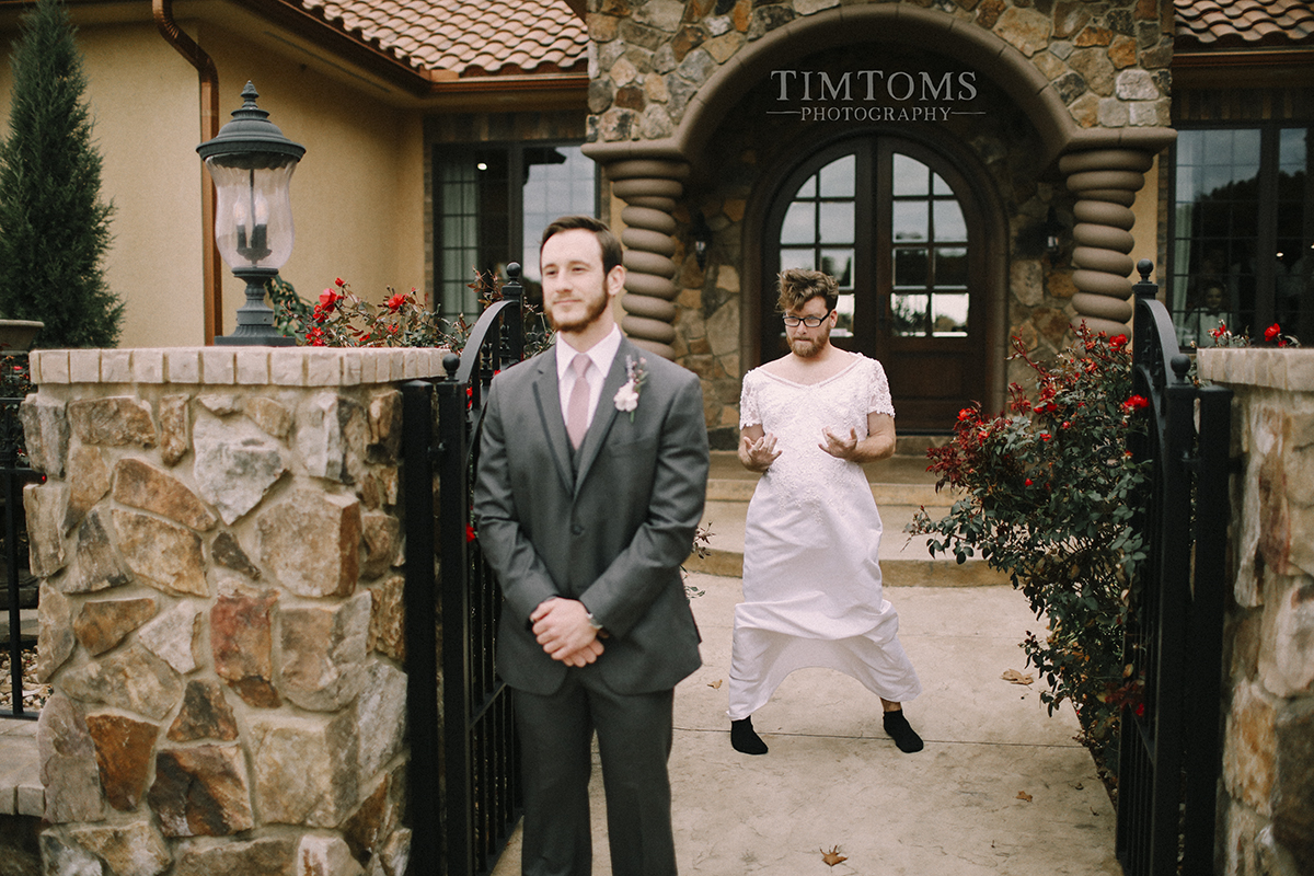 bride pranks groom first look best man photographer