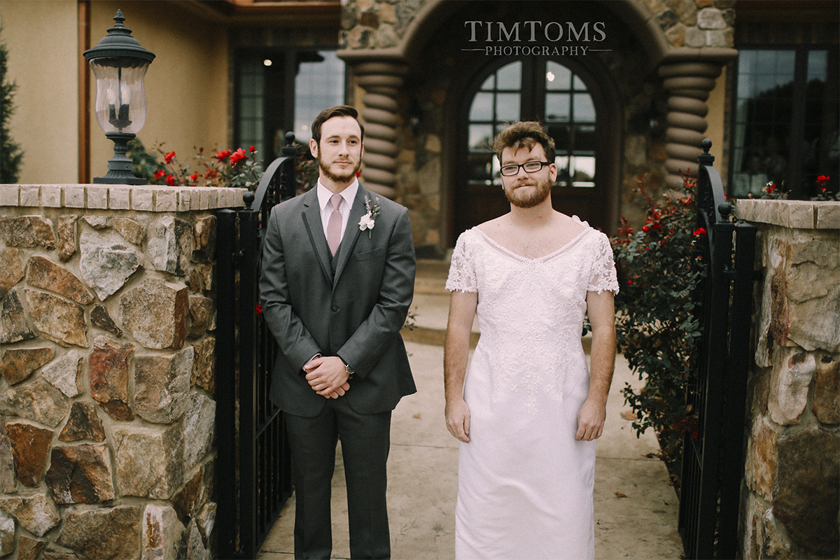 bride pranks groom first look best man photographer