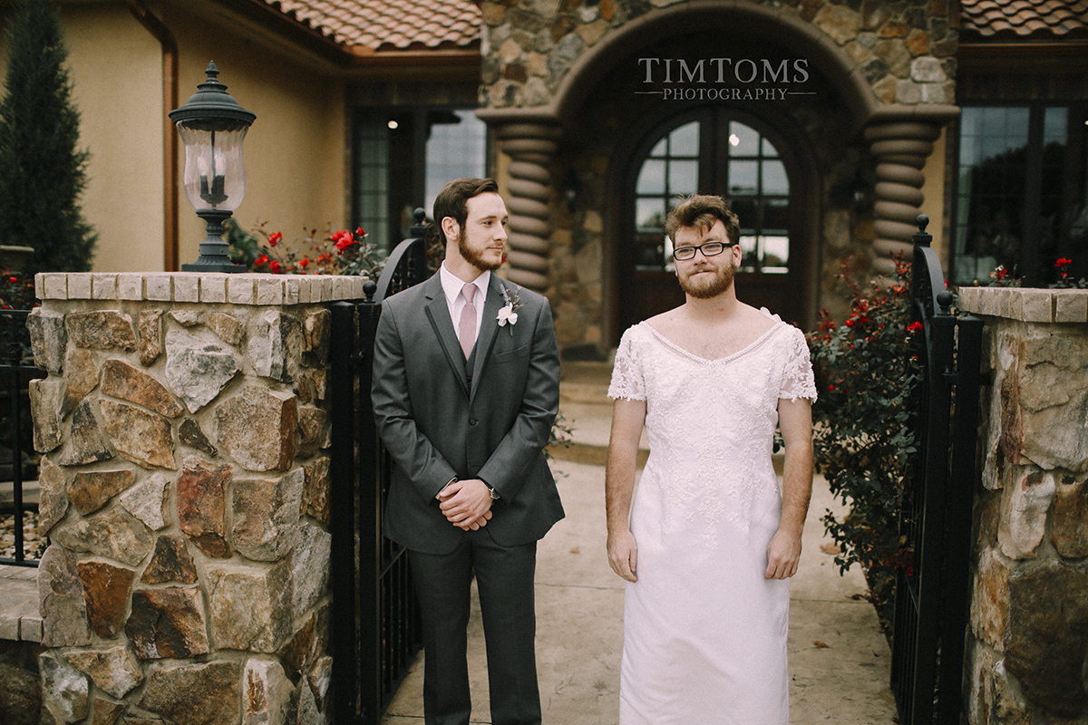 bride pranks groom first look best man photographer
