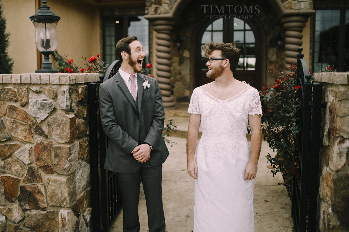 bride pranks groom first look best man photographer