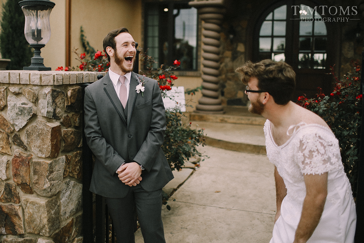 bride pranks groom first look best man photographer