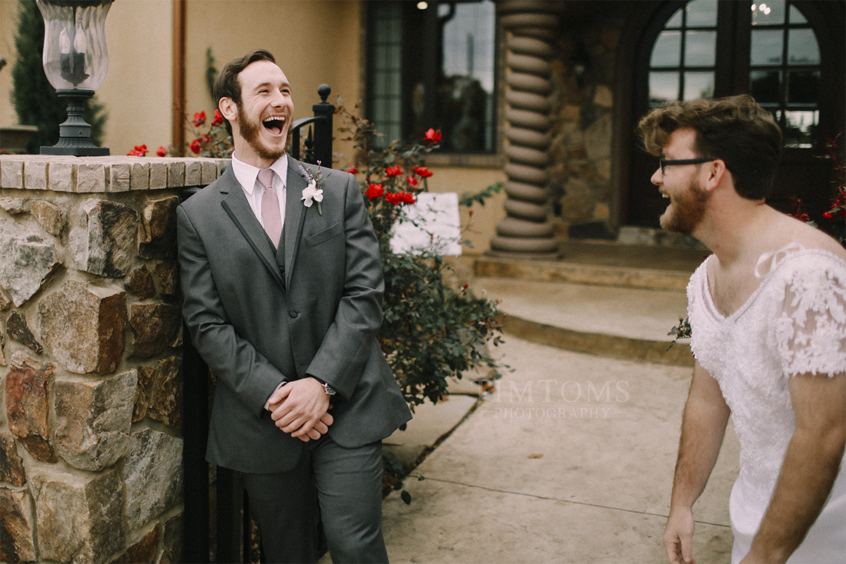 bride pranks groom first look best man photographer