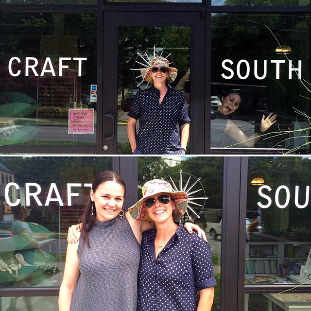 Photobombed by the spectacular @annamariahorner ! It's so great when your crafty heroine is as nice as she is talented. #redllamastudio #Nashville #modernquilts #i❤️fabric