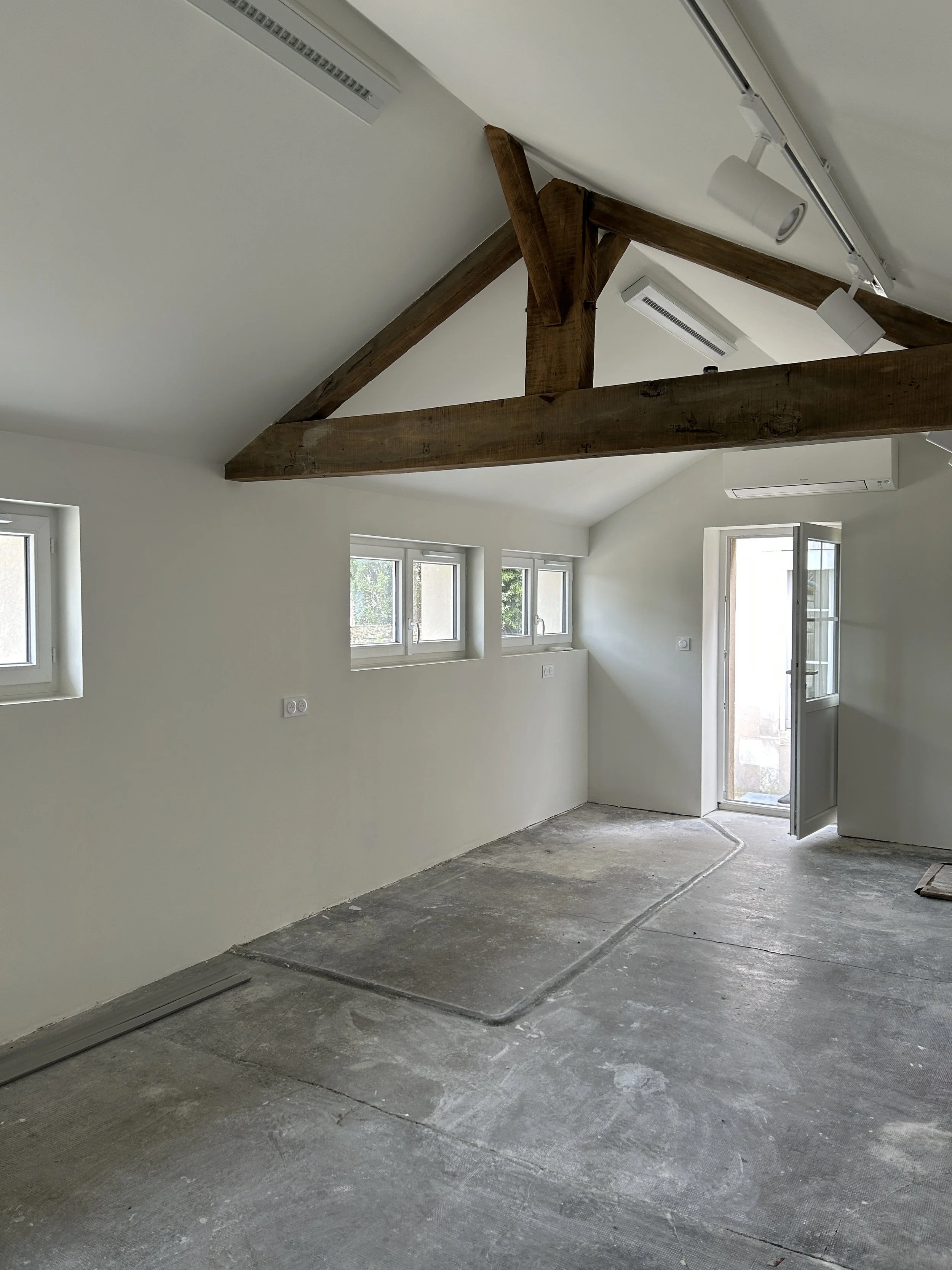  Beautiful new painting studio! Can’t wait to get it dirty. 