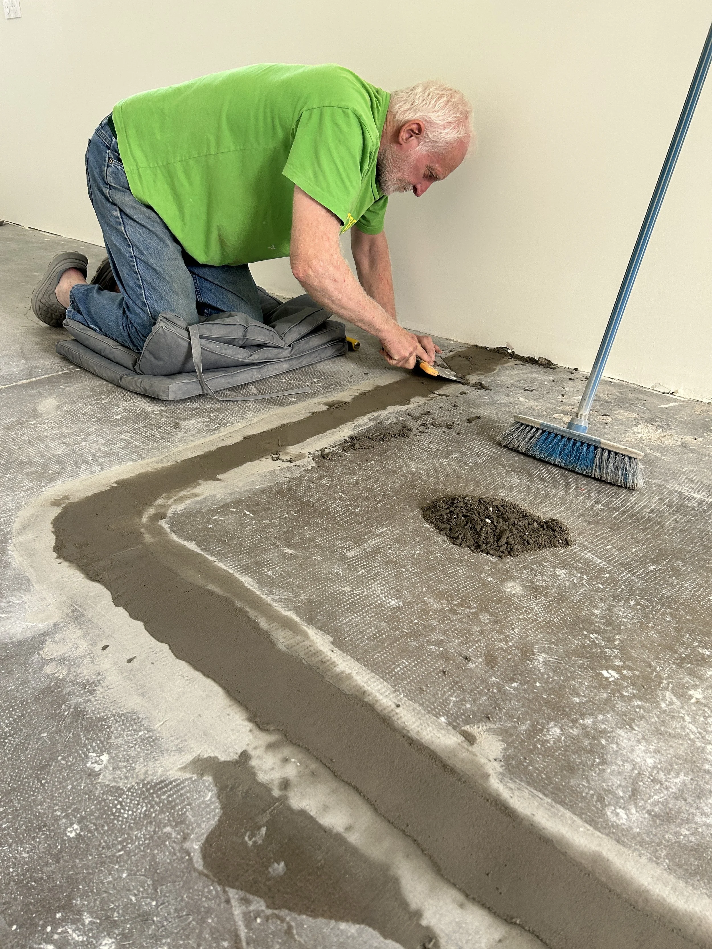  Alain leveling the floor of the paint studio so we can put rubber flooring down (insulation and comfort for standing). 