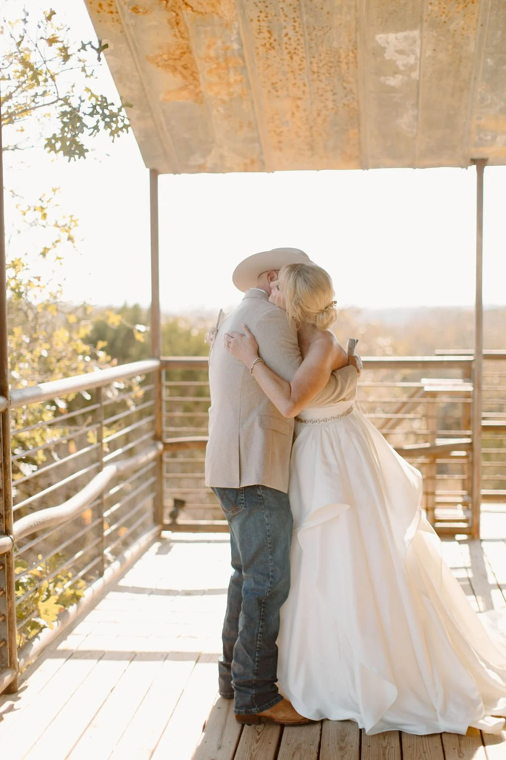 Favorite moments captured by the talented📸 Alex at @astonedesignect -- she's captured more weddings at SCR than any other photographer and our couples LOVE her galleries as much as they simply love HER. ✨Trusting someone to capture your wedding day 