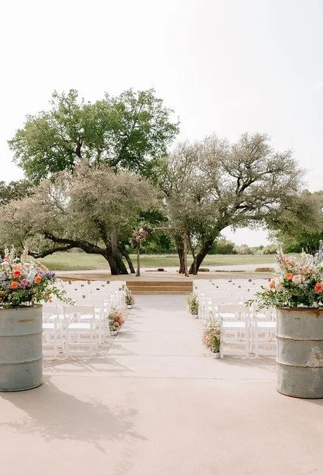 🌳The Grove - with live oaks wrapping the couple in springtime! And shade 😎🌳 no need to worry about the sun in your eyes for photos brides! 

Pretty April day captured by @melissakossphotography
