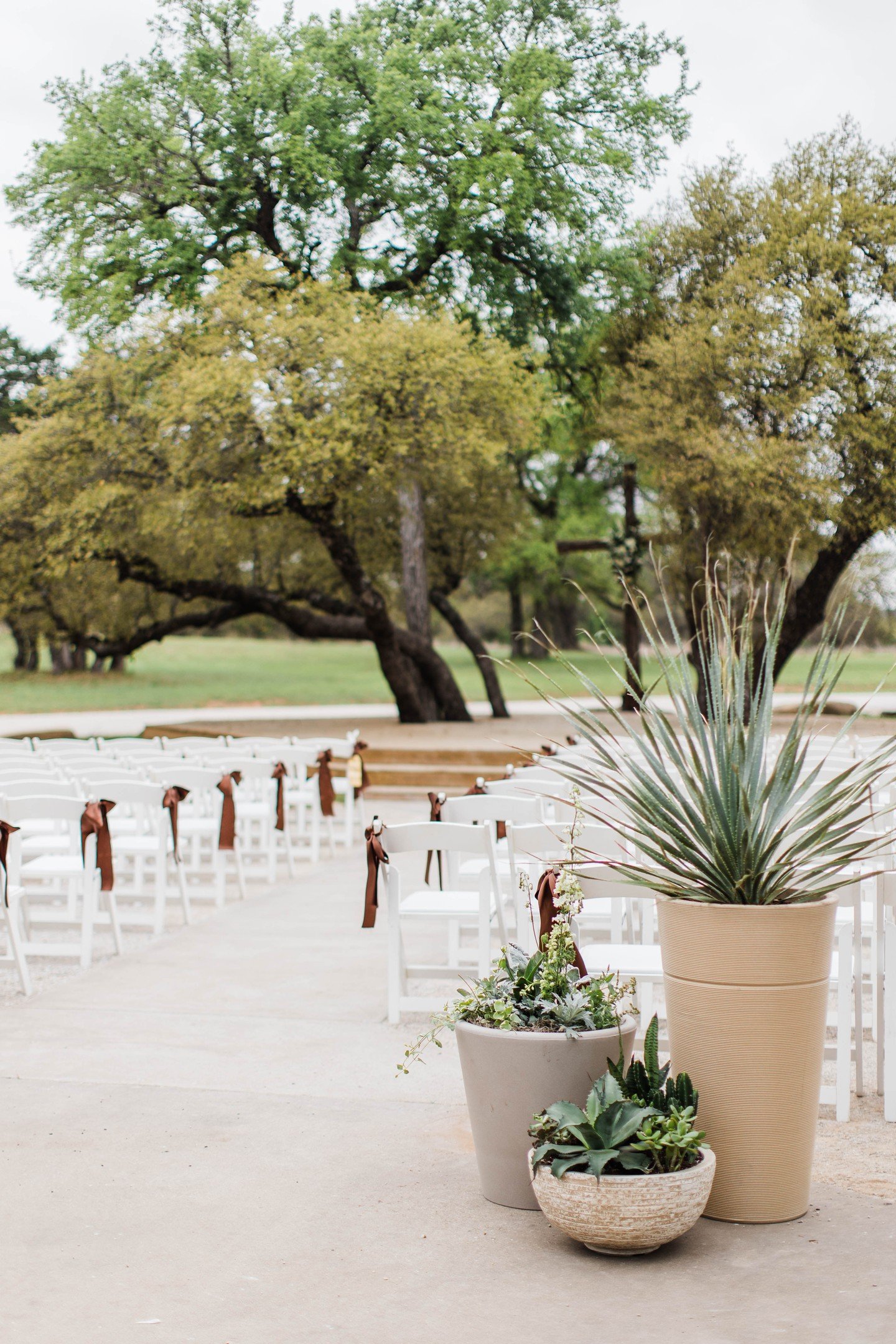 For our West Texas couples -- this is how you bring those subtle dessert vibes together with the Greens and views of our rolling hills and live oaks! 🌳The Grove Ceremony Space🌵

🔸VENDOR TEAM 🔸
SCR in March 🌿
📸Photography and Video - @TheMontgom