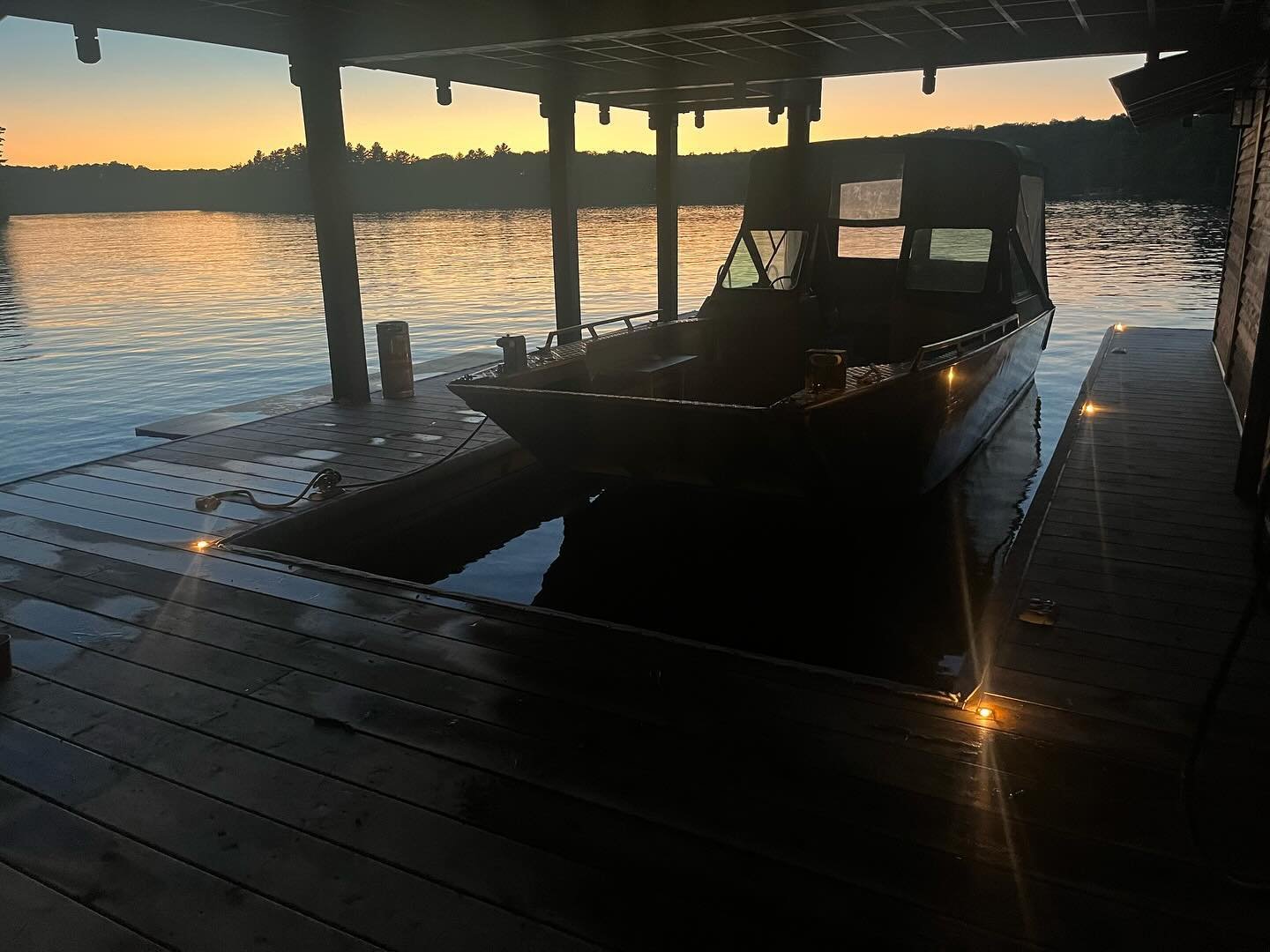 There&rsquo;s nothing quite like the tranquil beauty of Lake Rosseau at sunset. 🌄 This boat slip, now illuminated with Brilliance Versa Beams, is both a sight to behold and a beacon of safety. These modern yet discreet lights blend seamlessly into t