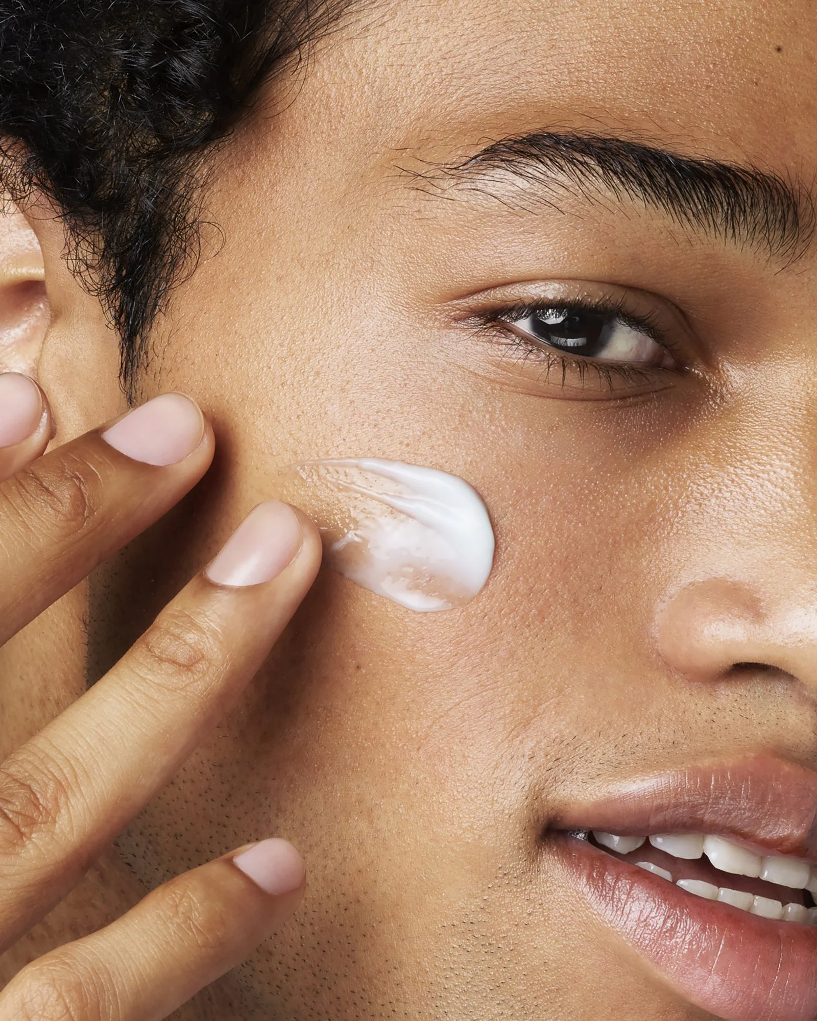 AurelieGraillotStudio_kiehls-facial-fuel-moisturizer-125ml-3700194719104-how-to-apply01-2022_1.jpg
