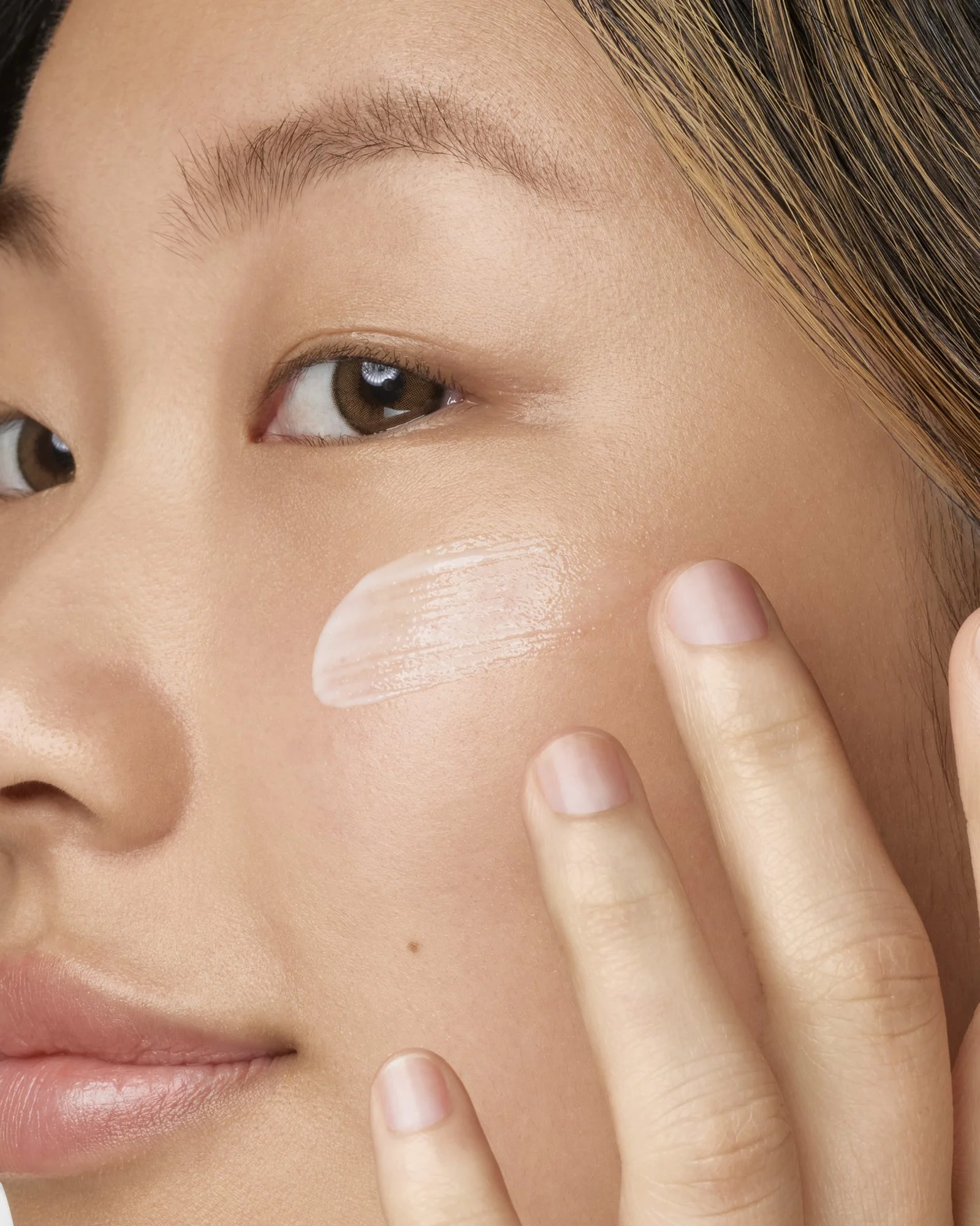 AurelieGraillotStudio_kiehls-face-calendula-skin-soothing-&-stabilizing-emulsion-alt-image-01-product-on-face_2.jpg