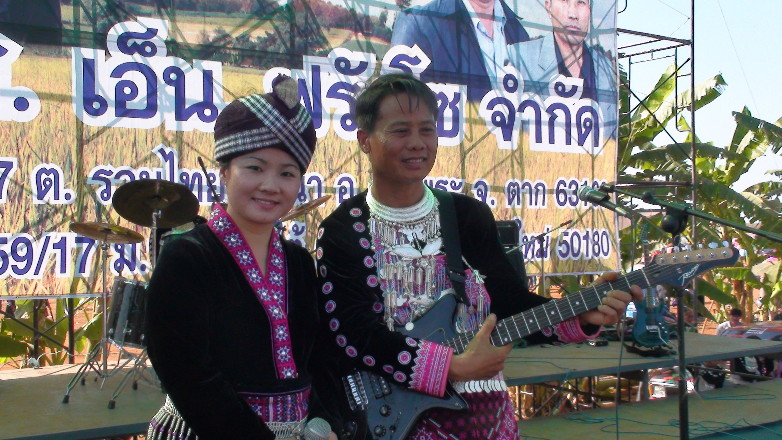 Tsabmim Xyooj sharing the stage with Povmeem Hawj.