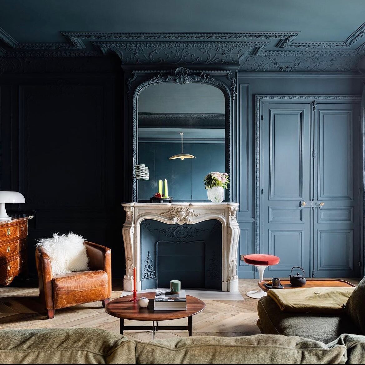 INSPIRATION \\ @farrowandball paint colors bringing the drama! &hellip;.. Color drenching at its finest, this #HagueBlue space combines traditional features with eclectic furnishings to evoke a real sense of calm. Via @farrowandball 📸 @matt_fiol @m.