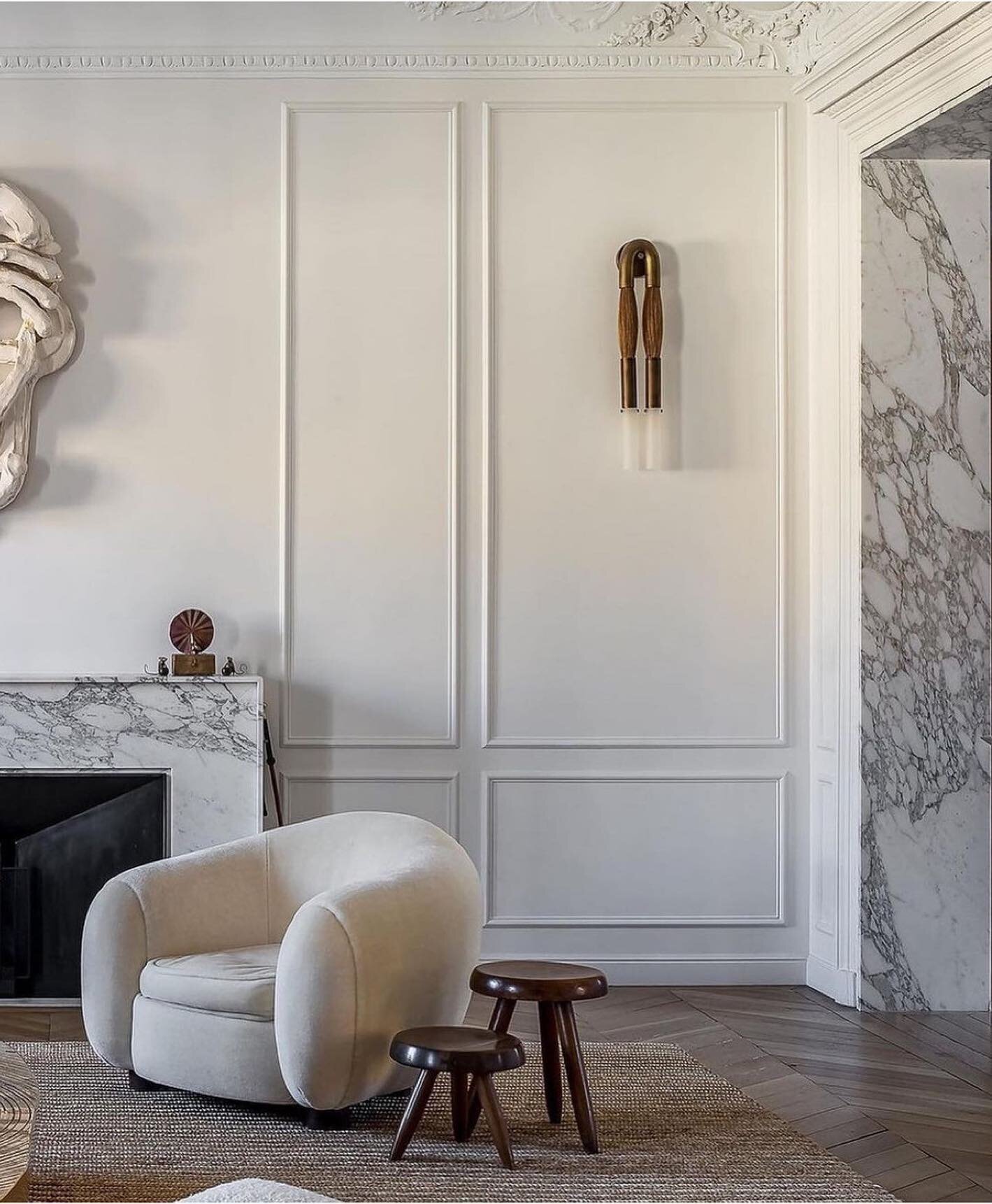 INSPIRATION \\ Beautiful Monday&hellip;for a marble wrapped cased opening!!! Details!!! 😍
Stunning Paris apartment with typically French elegance 🖤 amazing style 
By @atelierdaaa via @birgitotteinterior

.
📸 @cafeine 

.
.
.
.
.
#interiordesign #i