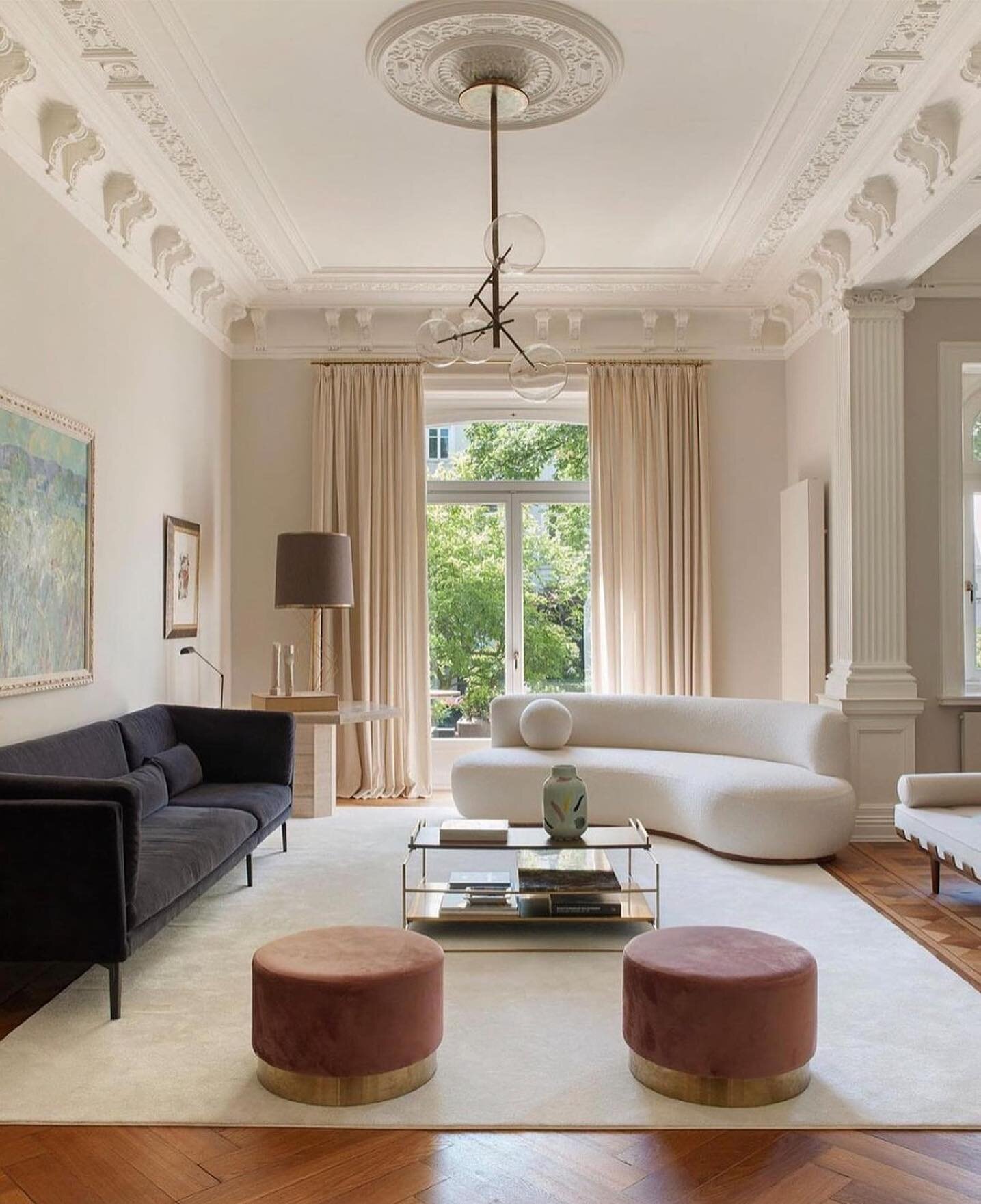 INSPIRATION \\ Just can&rsquo;t get enough of the play on traditional and modern! Look at that crown molding 😍 via @emdesigninc
&bull;
Beautiful interiors by the multi-disciplinary Madrid firm @estudiomariasantos 
.
#designinspiration #designinspo #