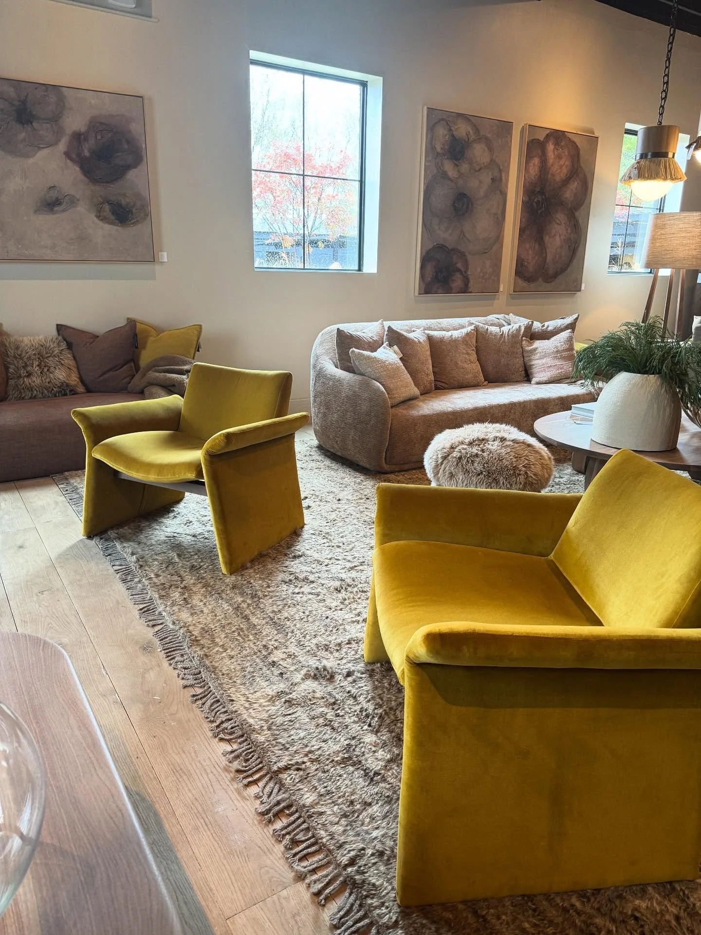 It was a rainy market and the umbrella flipped several times 🌧️ ☔️ but seeing all these gorgeous color schemes was worth it! 😍 #hpmkt #highpoint #hpmkt2025 #interiordesign #neworleansinteriorsesigner