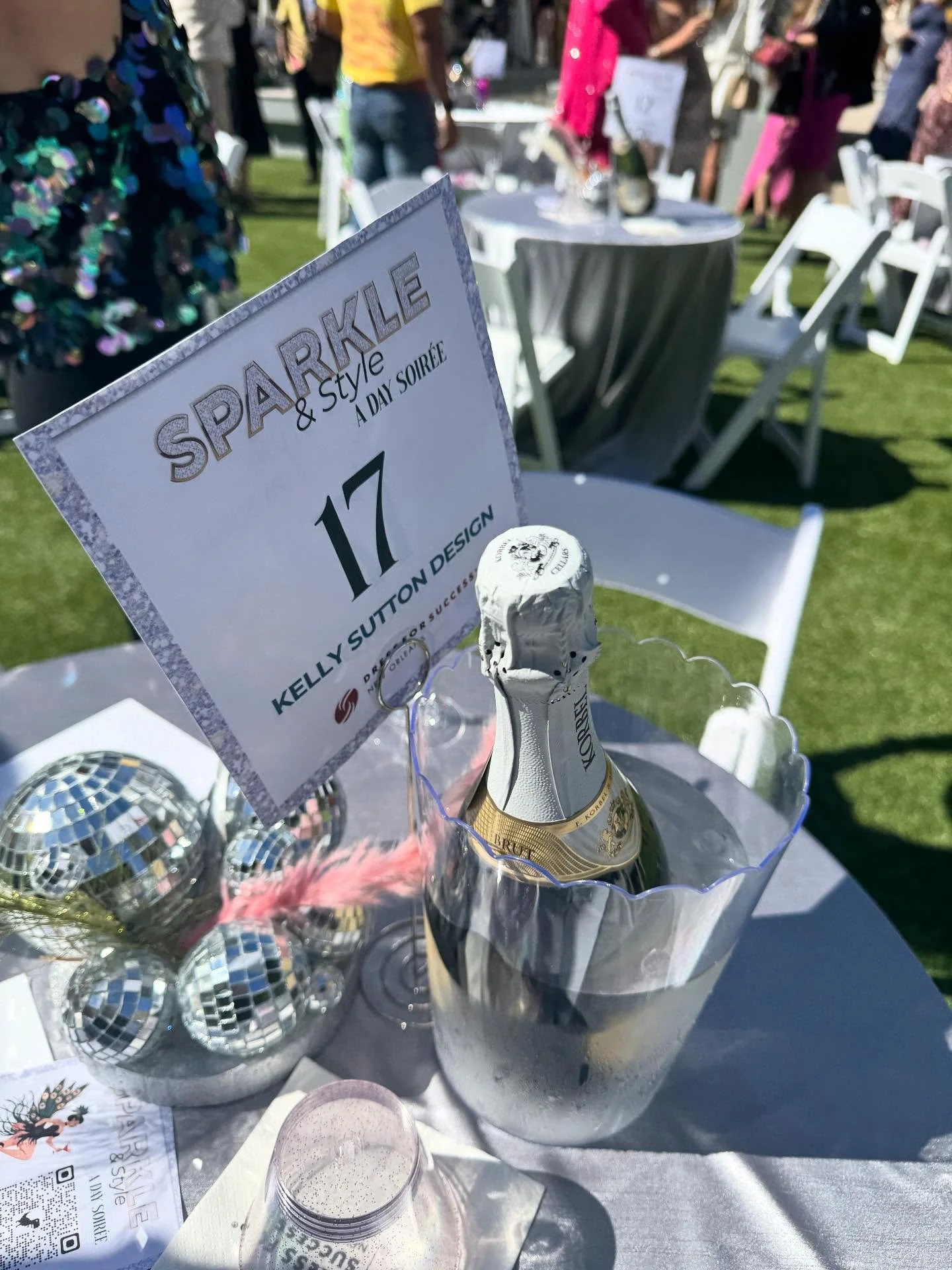 Pulled out the sequins to support @dfsneworleans ☀️👗✨