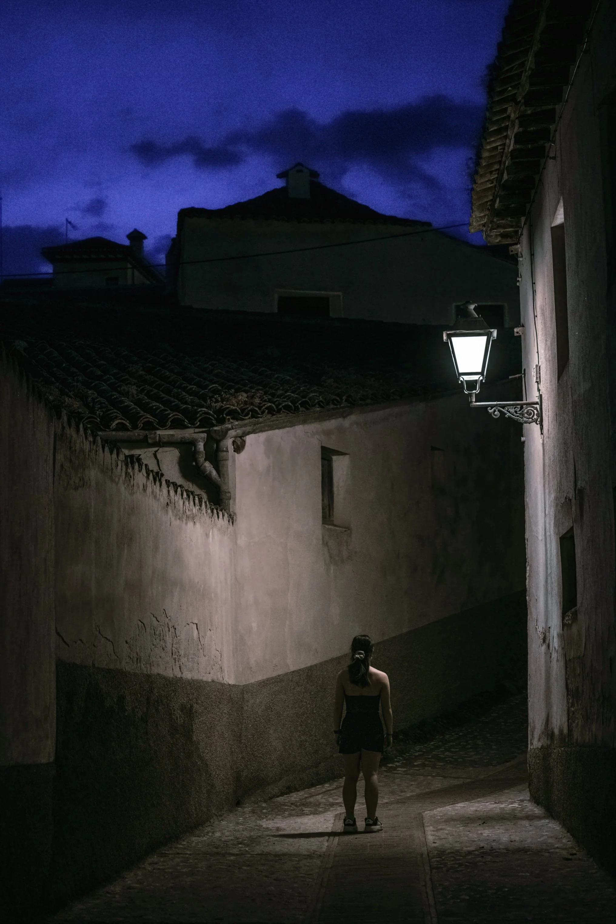 chinchon-spain-night-street-photography-noir-solitude-twilight.jpg