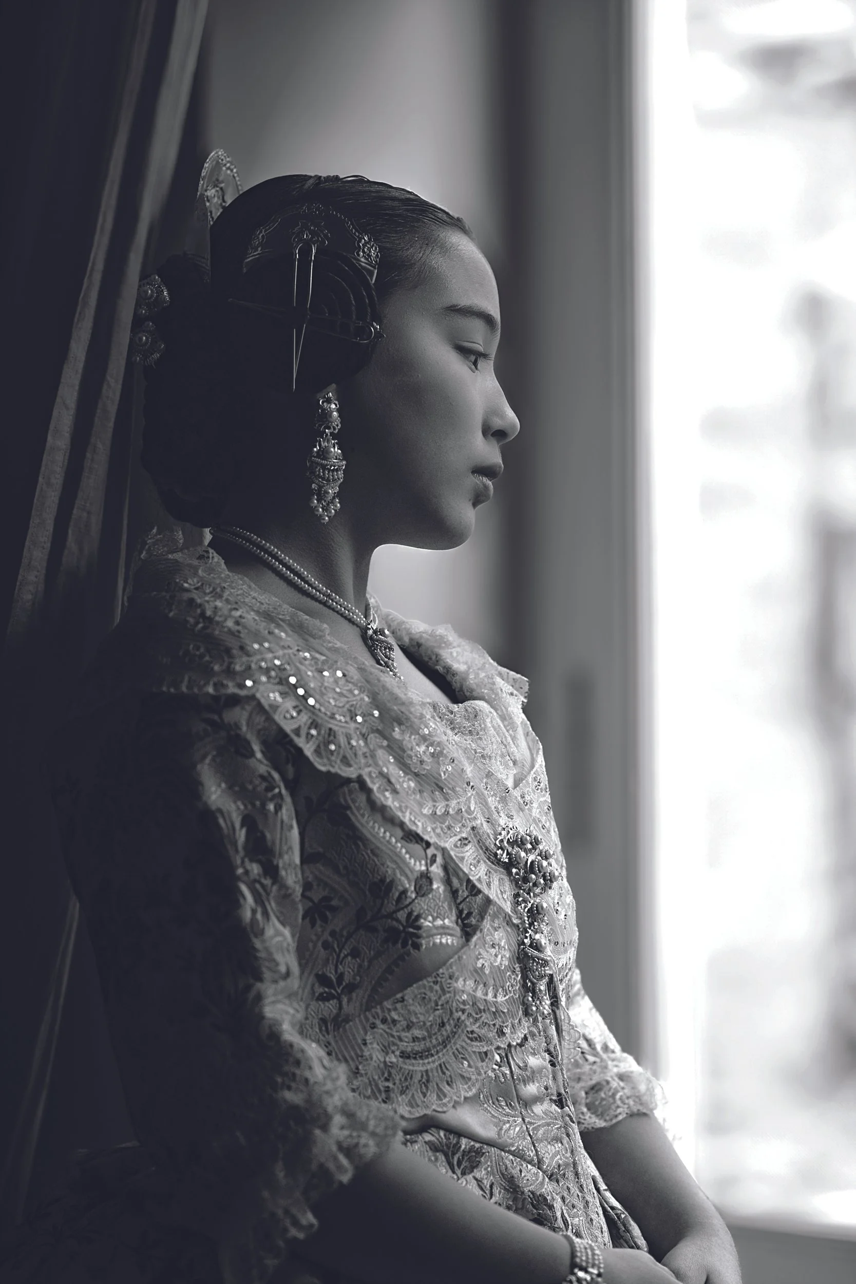 classical-fallera-portrait-bw-valencia-festival-traje.jpg