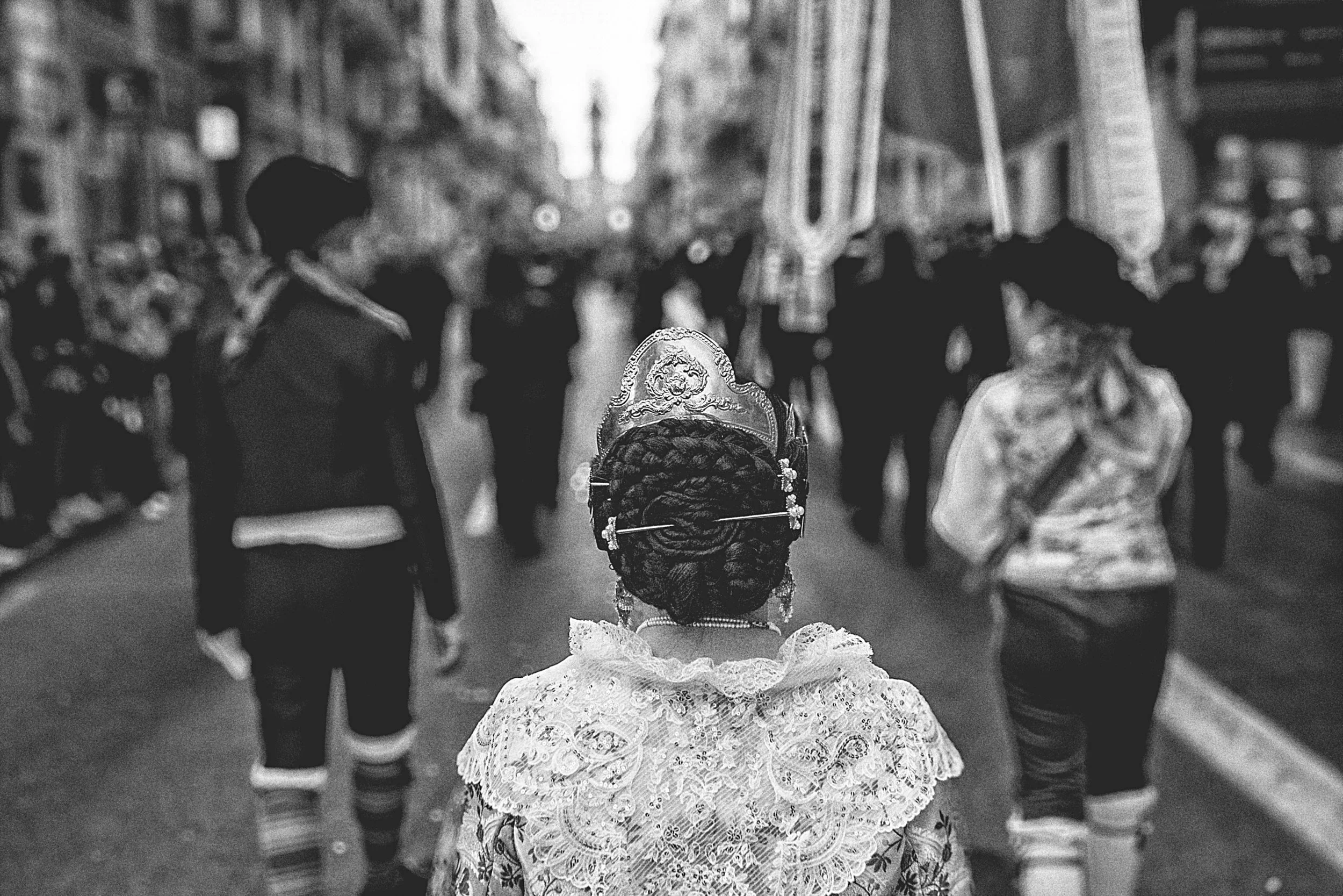 ofrenda-fallas-valencia-spain-fallera-traje-flowers-bw..jpg