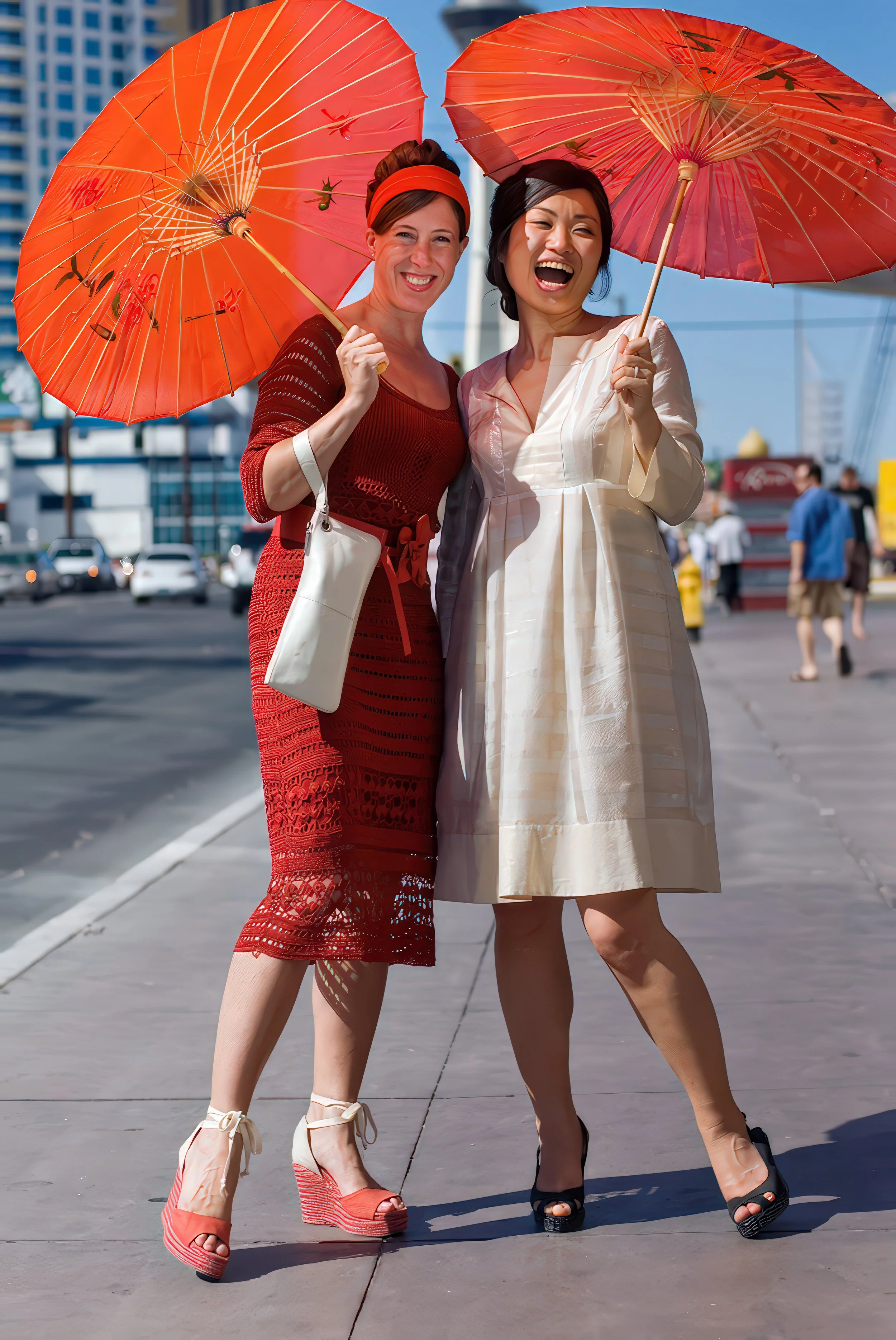 las-vegas-street-photography-candid-women-parasols.jpg