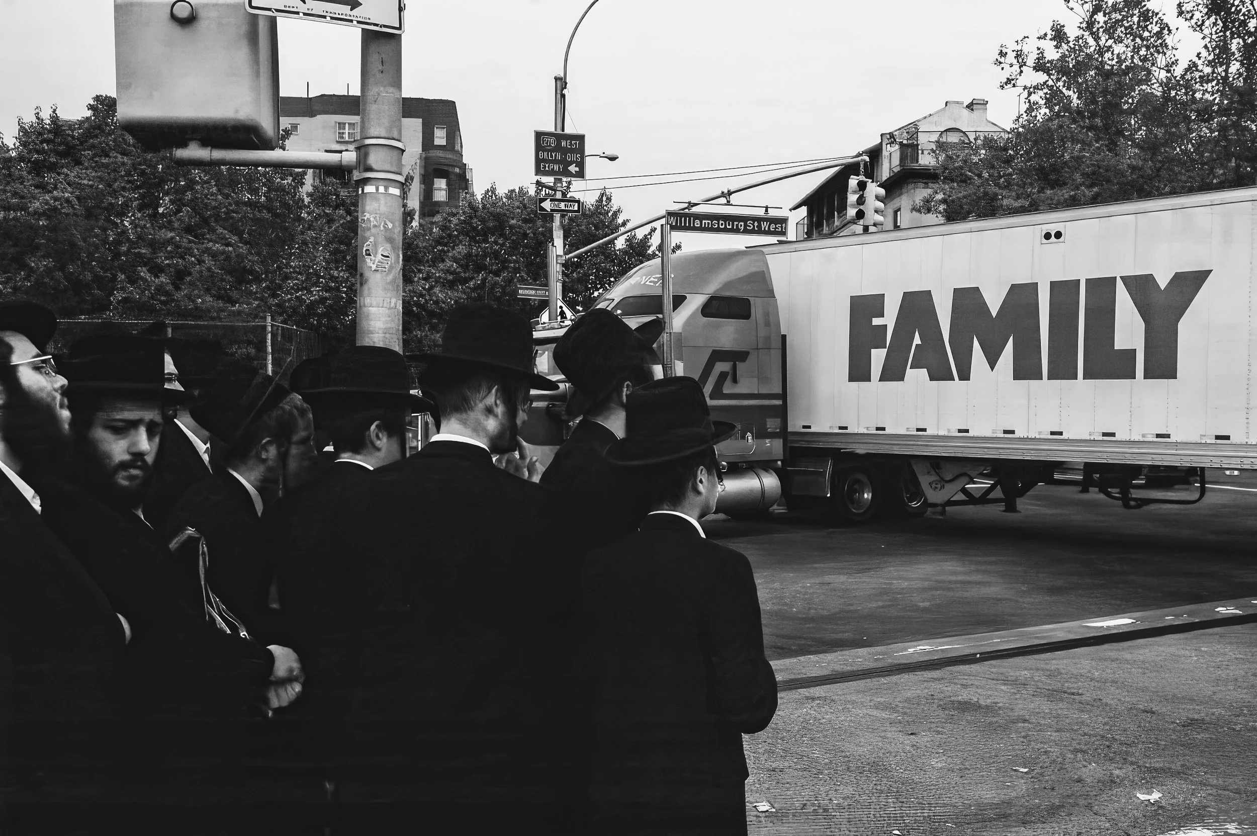 ignacio-ayestaran-williamsburg-brooklyn-hasidic-family-truck-street-photography.jpg