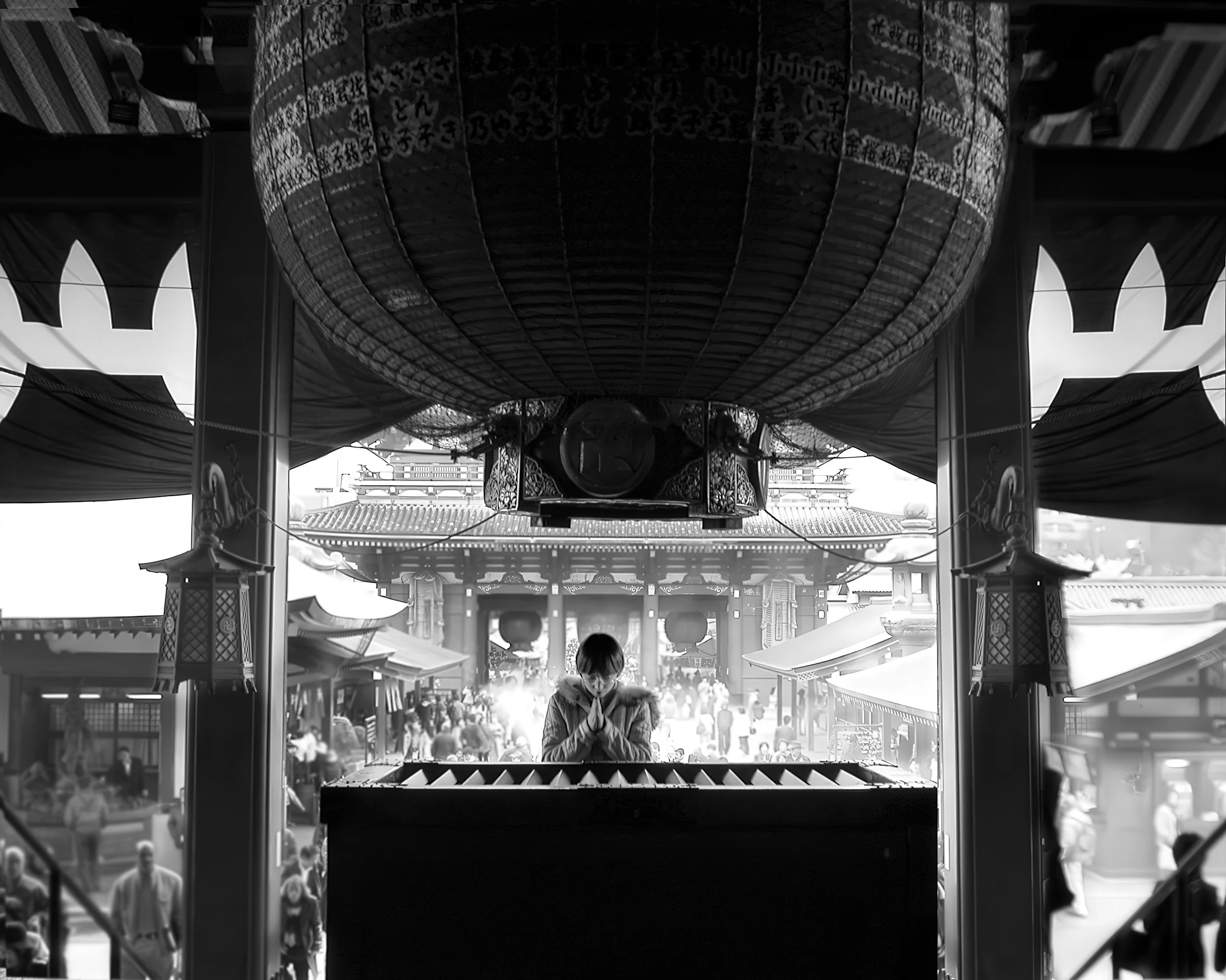 DSCNsenso-ji-temple-tokyo-japan-giant-lantern-prayer-ritual-bw5957B.jpg