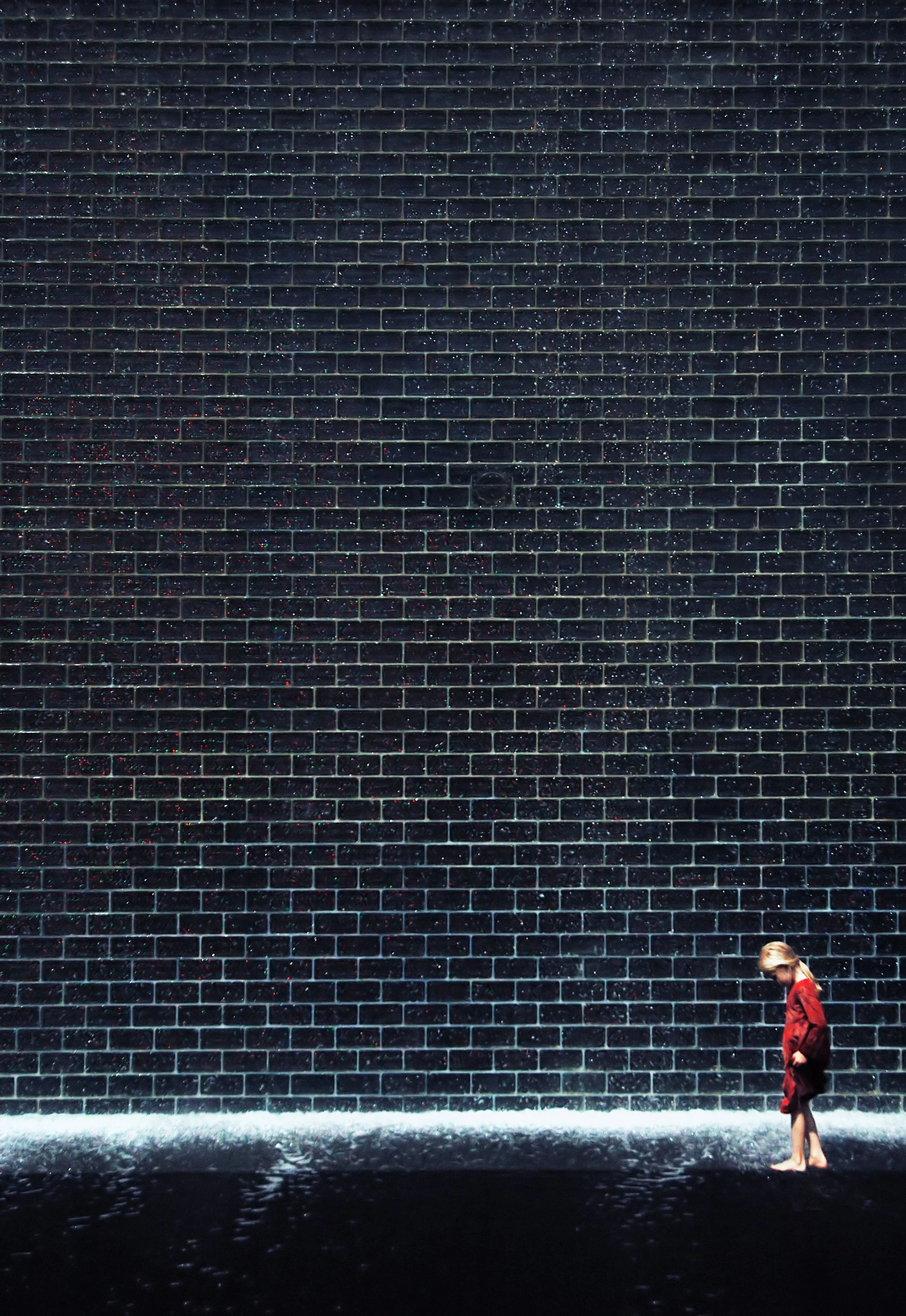 girl-small-figure-crown-fountain-chicago-minimal.jpg