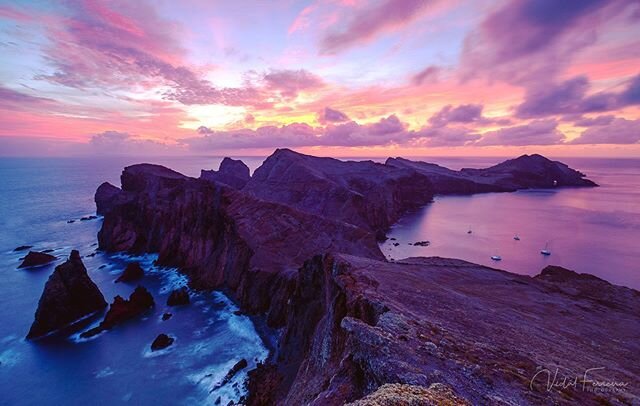 Wonderstruck - Madeira, Portugal 🇵🇹. Perhaps one of the most surprising sunrises I have ever seen. 
As I stand there paralyzed in absolute awe, @duartesol rushes me as I am missing the shot.

#cariocatravelando 
#sunrise #madeira #portugal #visitpo