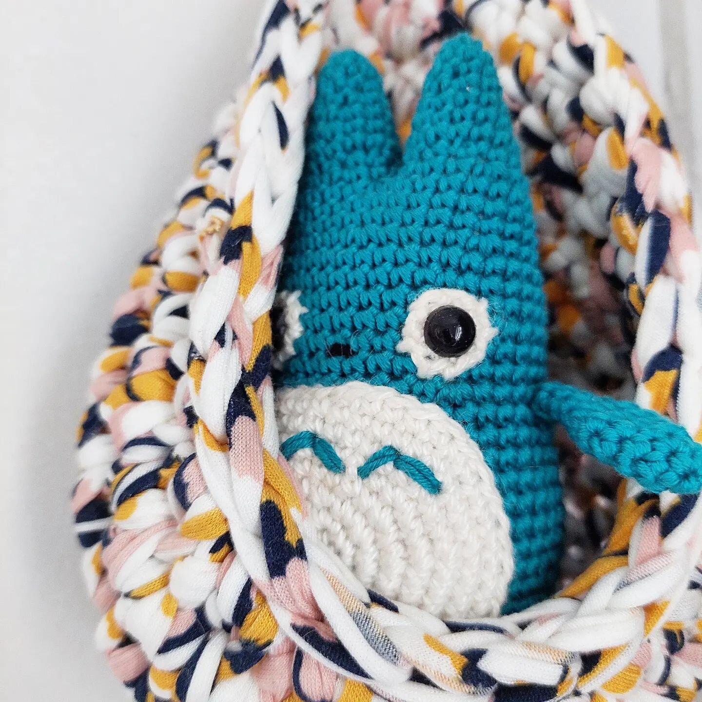 Totoro's little friend!
.
.
#hookoflife #crochet❤ #crochetlovers #crochetingaddict #handmade #feitoamao #crochetastherapy 
#craftoftheday #crocheteirasviciadas #crocheteiras #crochetofinstagram #crocheportugal #crochetersoftheworld
#agulhasdeportugal