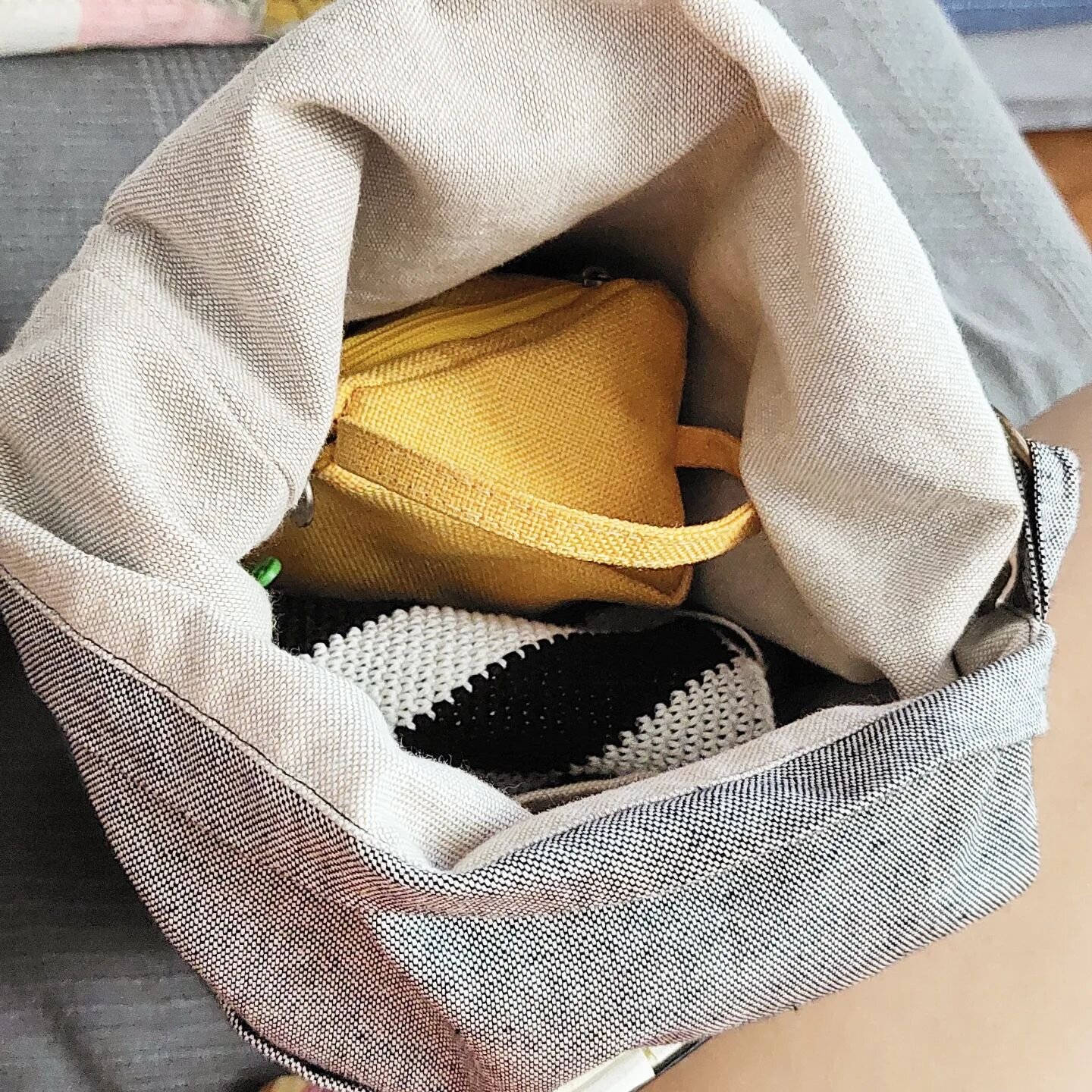 My thinking bag. 🤔
.
Whenever I need to think about something, organize my thoughts or sort a problem I like to do it while crocheting. It's so less stressful and my thoughts flow easily.