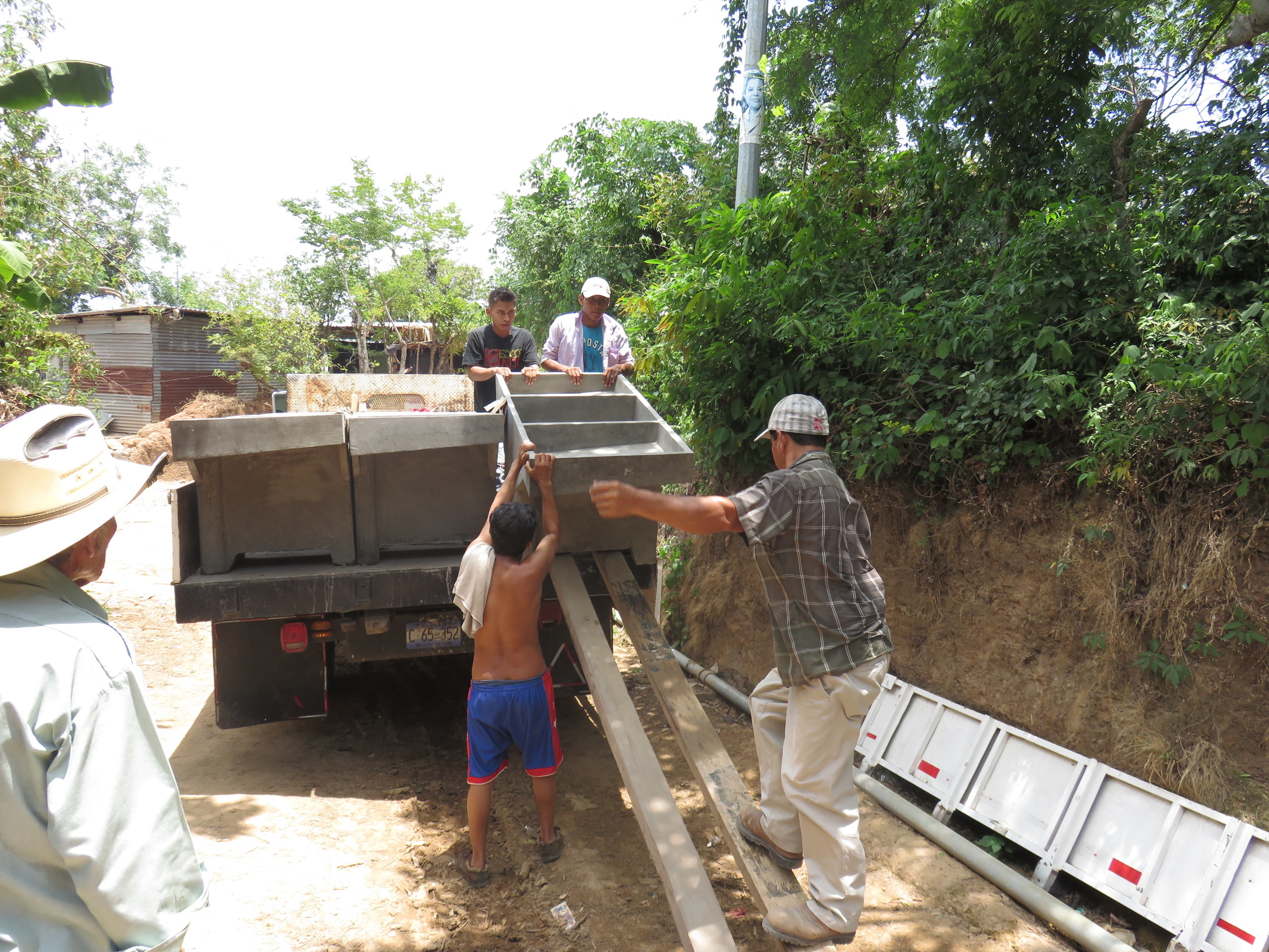 Delivery of pilas to more than 40 families in Tehuiste — Caminos de Acción