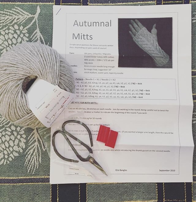Cashmere for your hands...now as a kit at Klose Knit! 
Includes: AUTUMNAL KNITS pattern + 1 skein of cashmere + scissors + stoppers.

#klosekniturbana #smallbusinesssaturday #cashmere