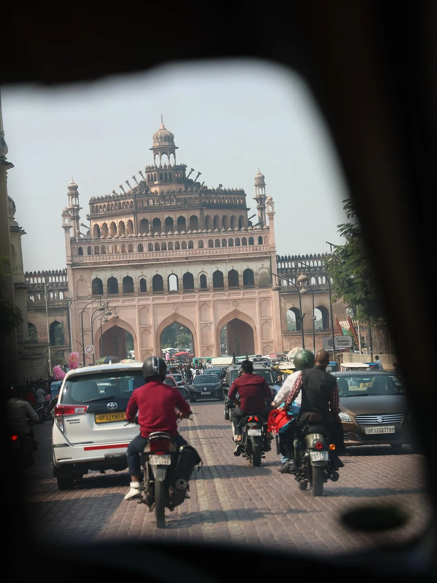 🇮🇳 through the window (plus other random scenes from the beginning of this trip). Loved seeing @zohrankmamdani make all the headlines ✨