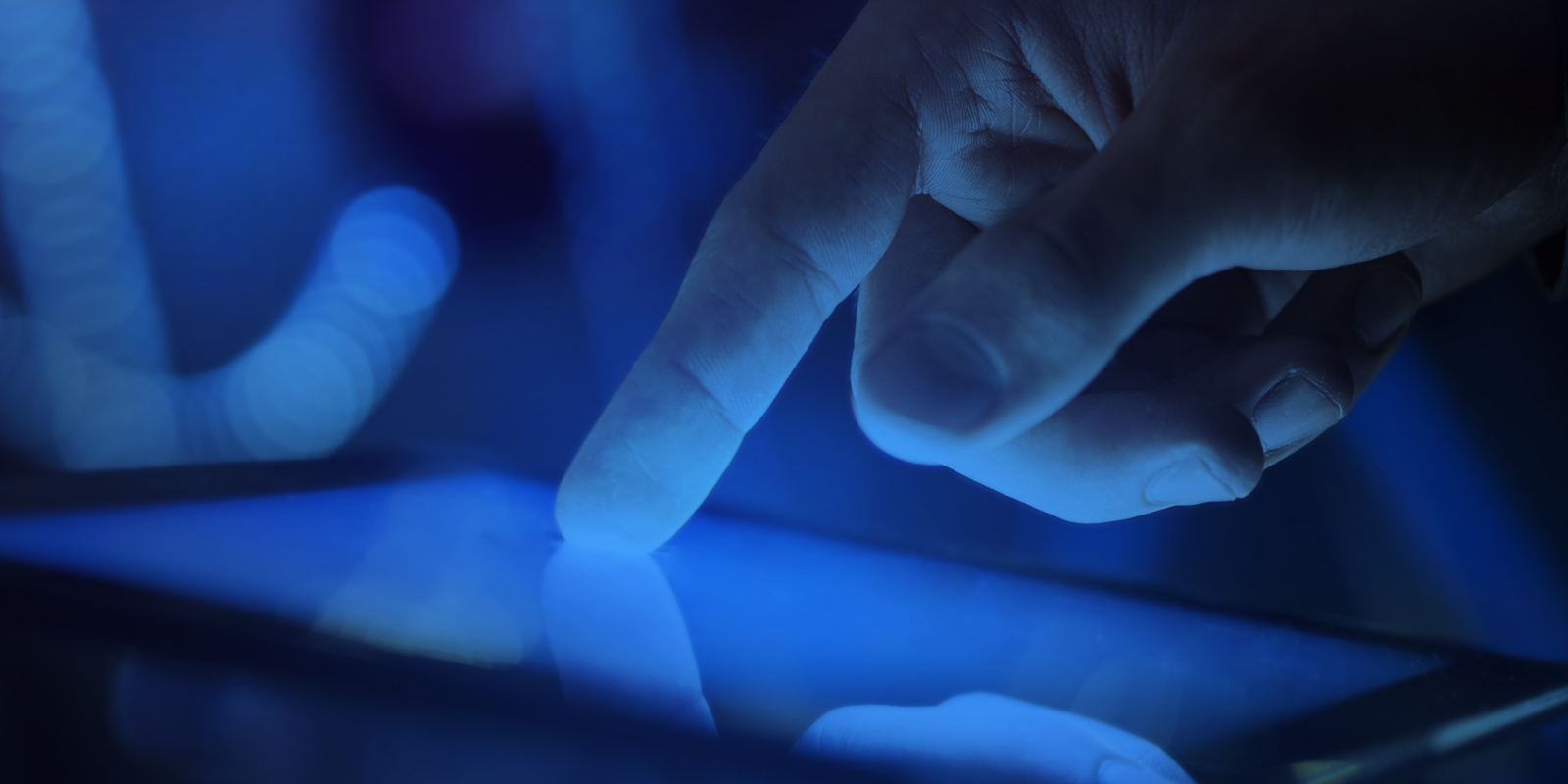 How the Smartphone Screen Effects your Eyes?? How can you Protect your eyes from the harmful Blue Light?? Let us understand!! 3 Blue Light