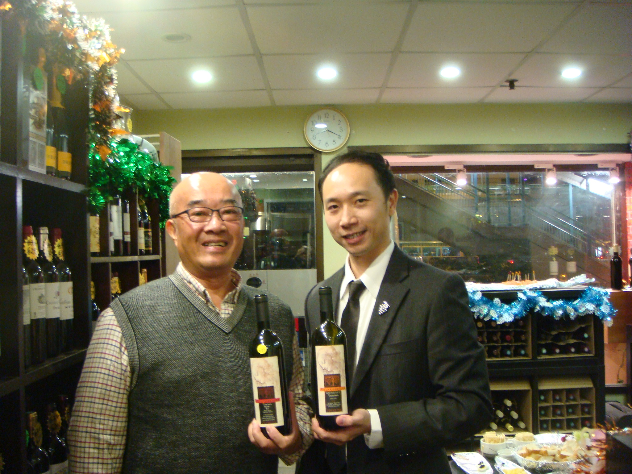   Tender Group Gary Tsui together with Sommelier Davy Leung&nbsp;&amp; Villa Gabriella&nbsp;wines.  